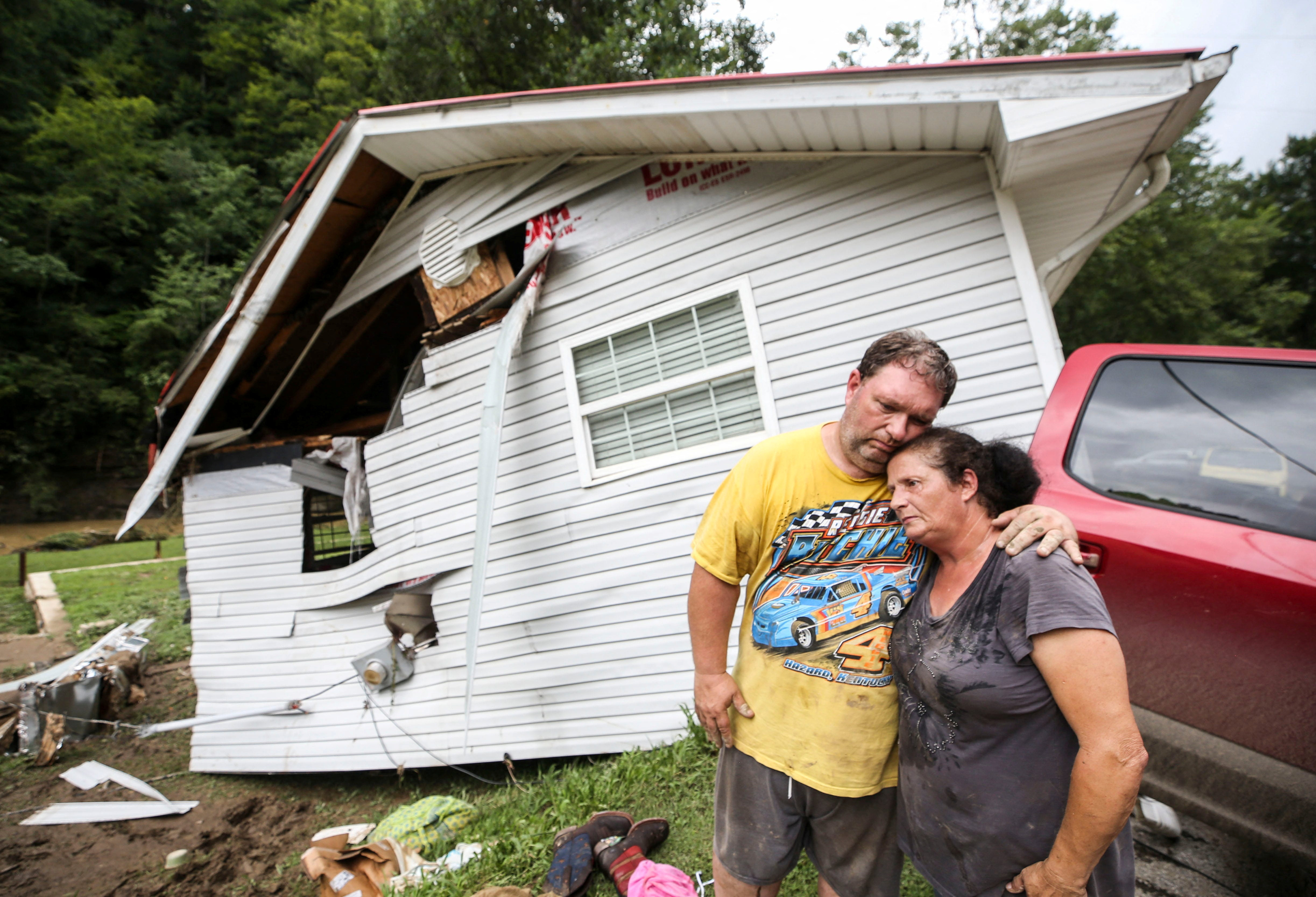 Una pareja hace una pausa mientras limpia su casa prefabricada destruida por la inundación de Troublesome Creek en Fisty, Kentucky, el 29 de julio de 2022 (REUTERS)
