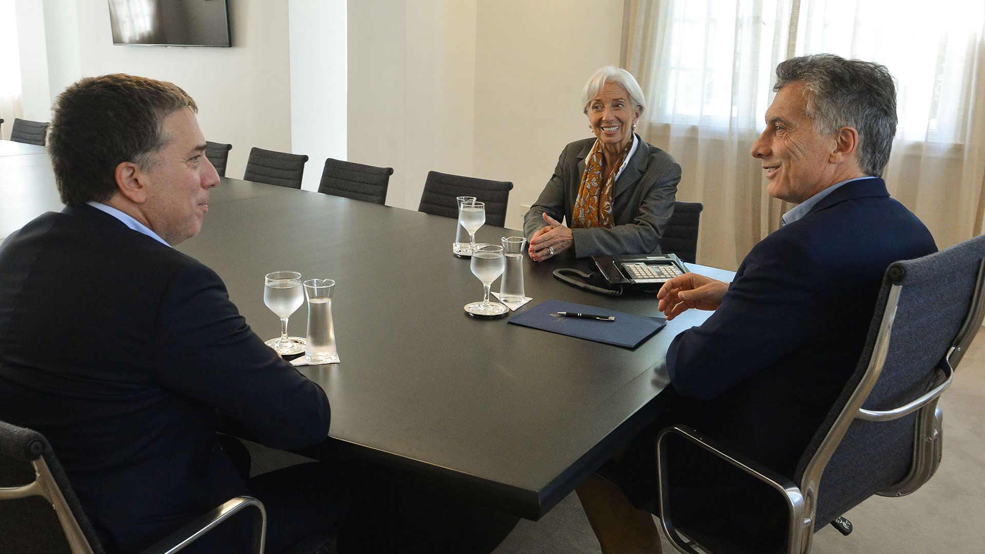 Macri y Dujovne junto a Christine Lagarde, en marzo