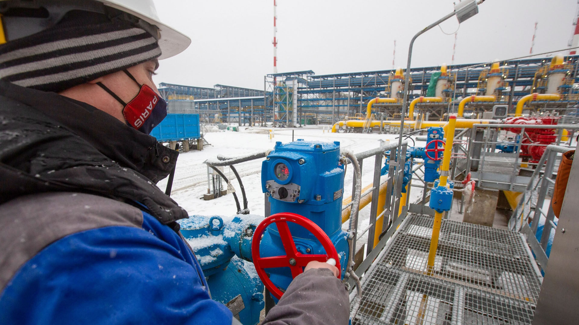 Un trabajador ajusta una válvula de tubería en la estación compresora Gazprom PJSC Slavyanskaya, el punto de partida del gasoducto Nord Stream 2, en Ust-Luga, Rusia (Andrey Rudakov/Bloomberg)