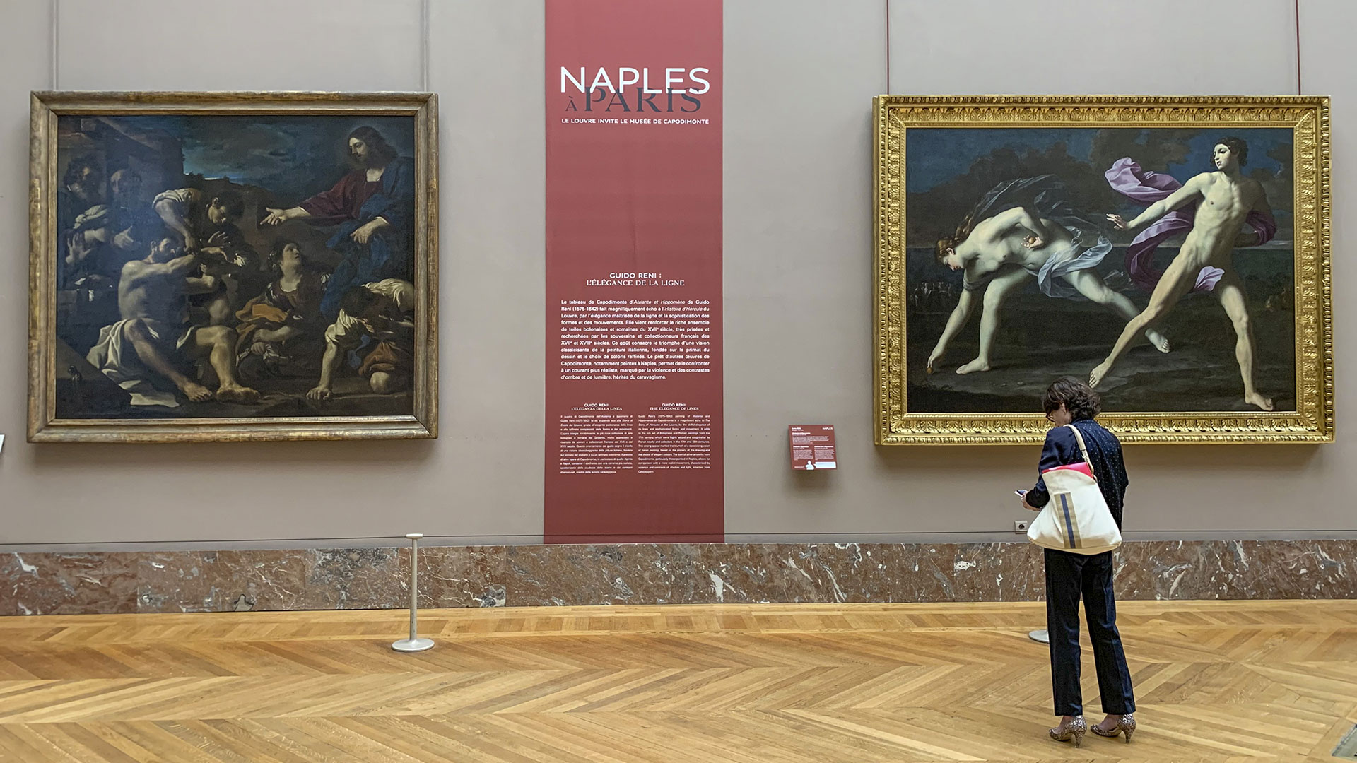 Una mujer observa dos cuadros de la exposición "Nápoles en París" en el Museo del Louvre de la capital francesa (Foto: EFE/ Lydia Hernández Téllez)
