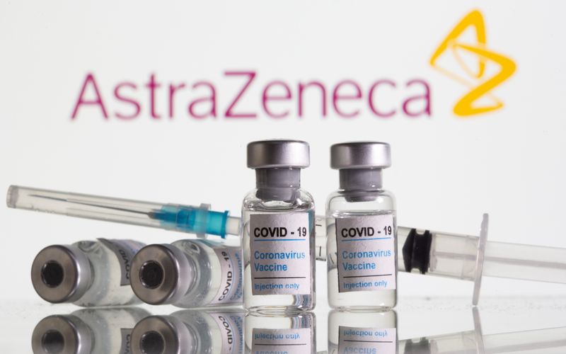 FOTO DE ARCHIVO: Frascos con la etiqueta "COVID-19 Vacuna del coronavirus" y jeringuilla delante del logotipo de AstraZeneca en una ilustración tomada el 9 de febrero de 2021. REUTERS/Dado Ruvic/Ilustración