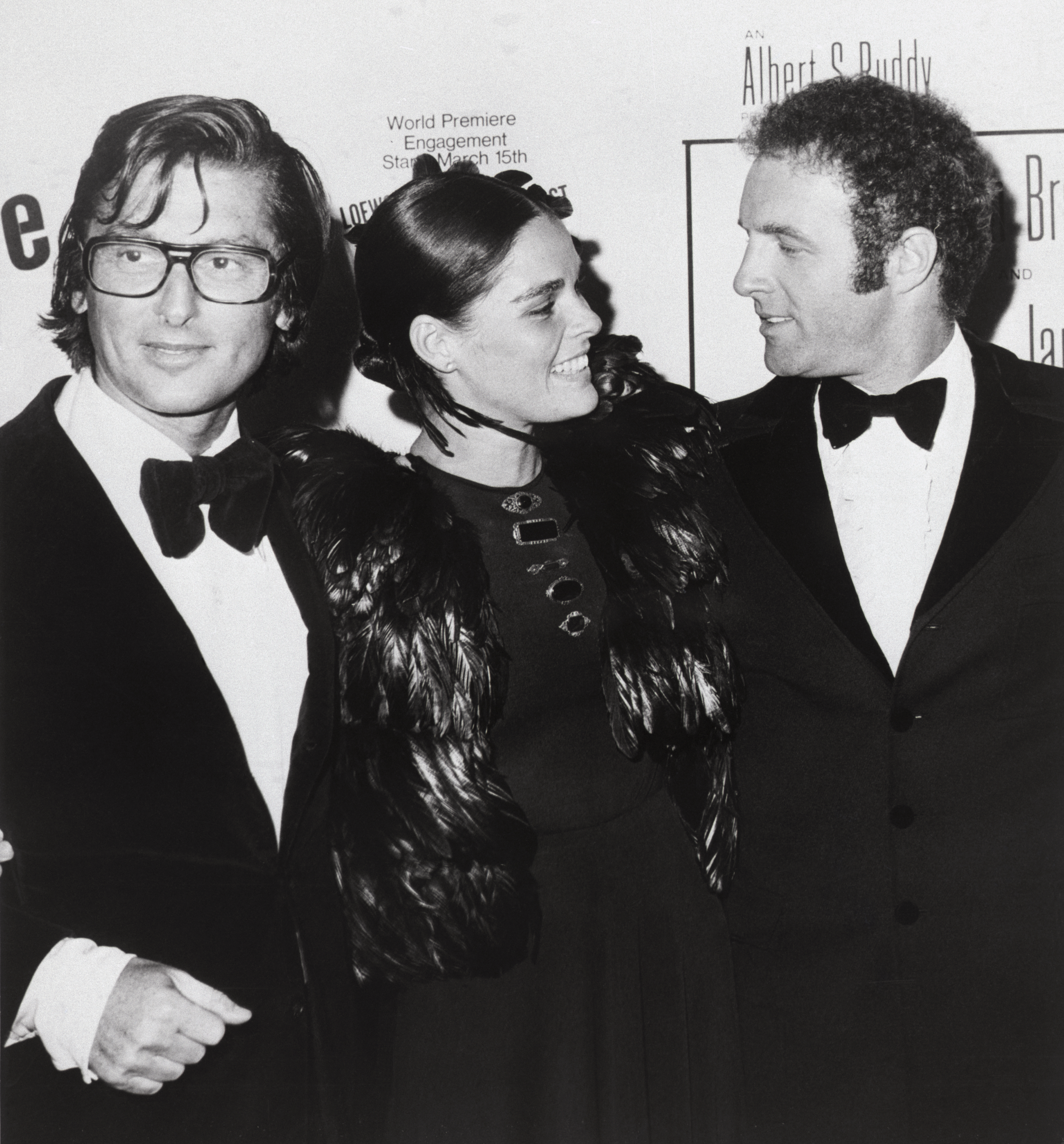 Robert Evans, su por entonces esposa Ali MacGraw y el actor James Caan en la premiere de la película el 14 de marzo de 1972 en Nueva York (Bettmann Archive)