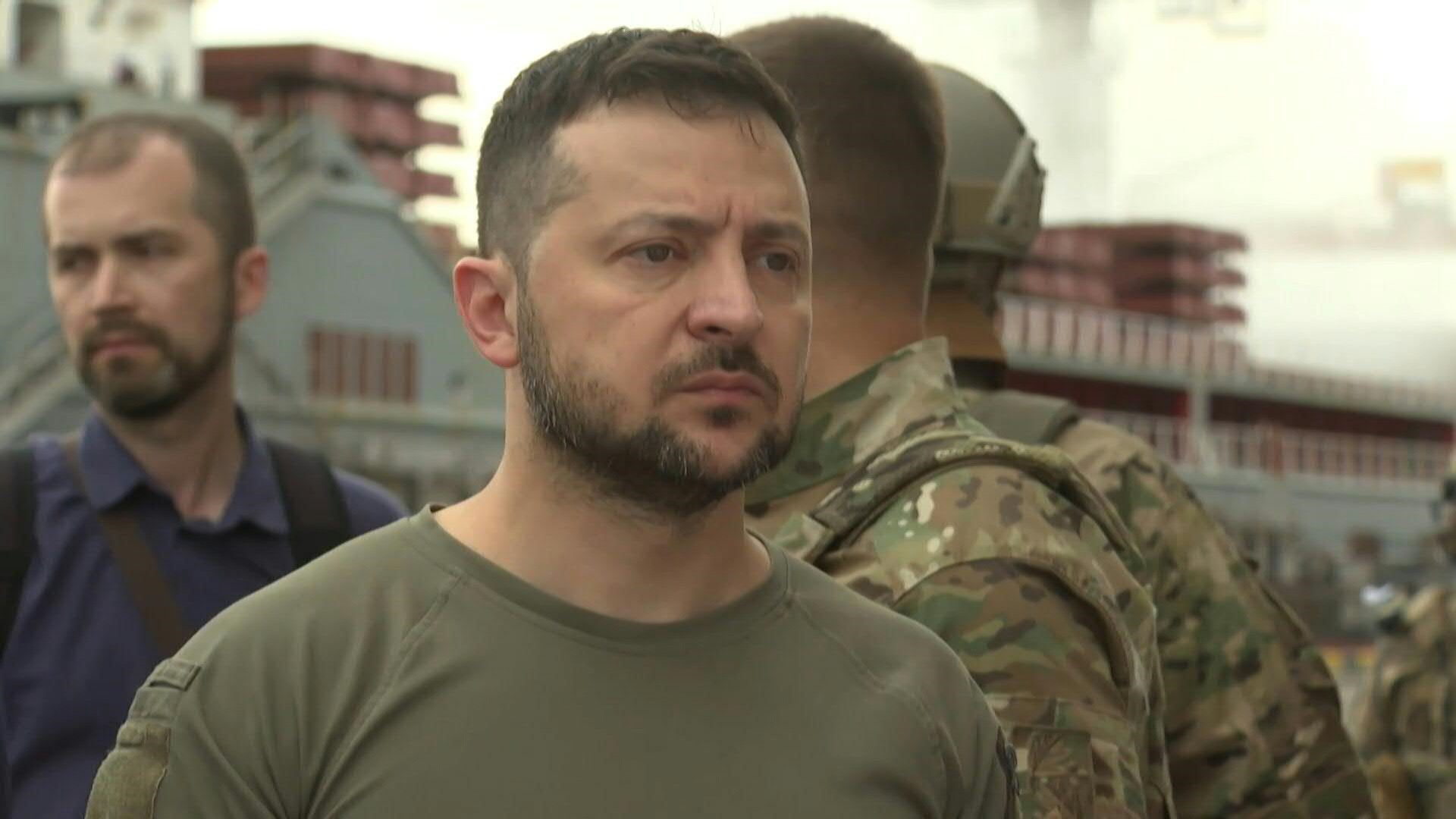 Zelensky pidió a los residentes ucranianos en Crimea mantenerse alejados de las instalaciones militares rusas