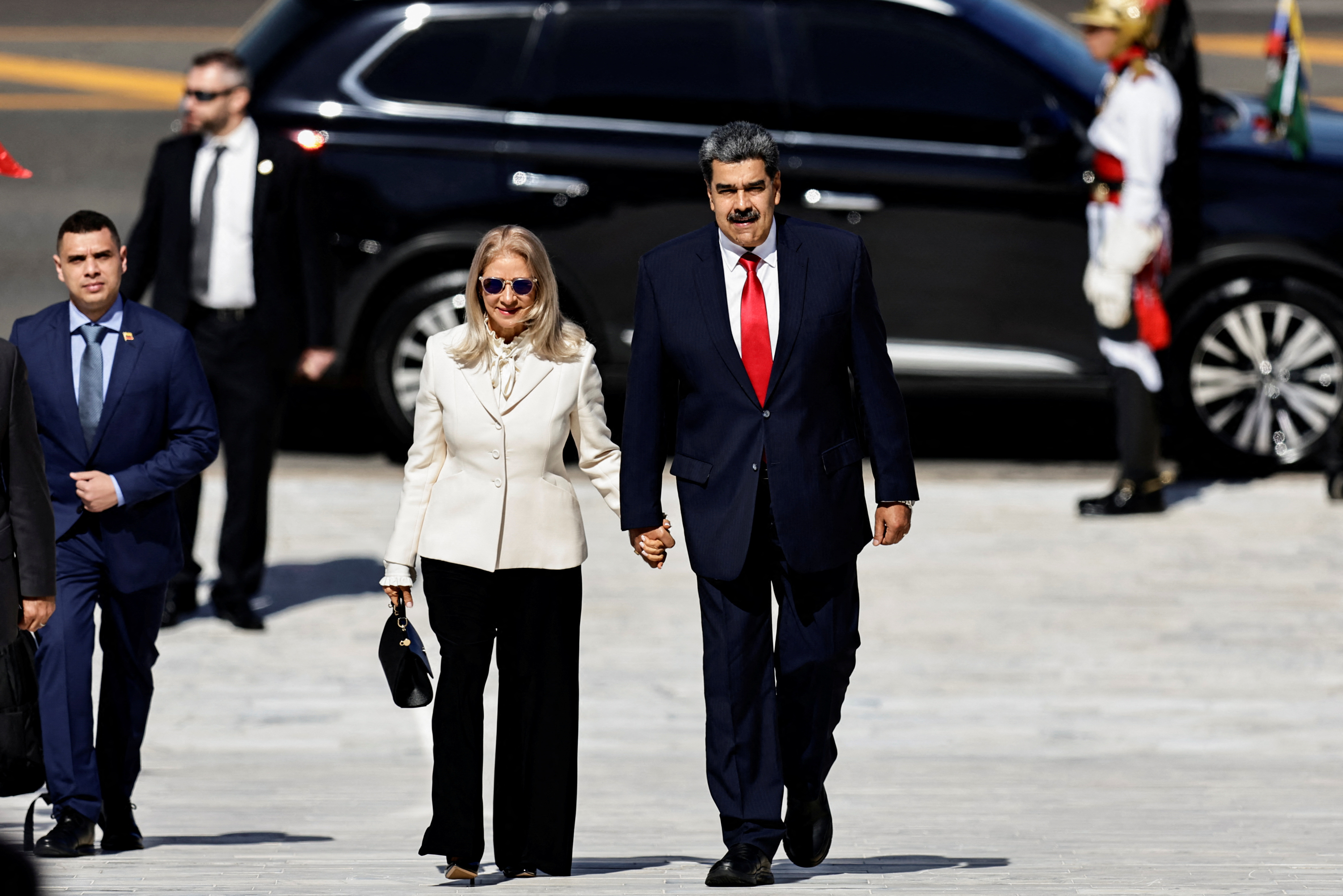 Nicolás Maduro y su esposa, Cilia Flores, llegan al Palacio de Planalto antes de una cumbre con presidentes de América del Sur para discutir el relanzamiento del bloque de cooperación regional UNASUR, en Brasilia, Brasil, el 29 de mayo de 2023. REUTERS/Ueslei Marcelino