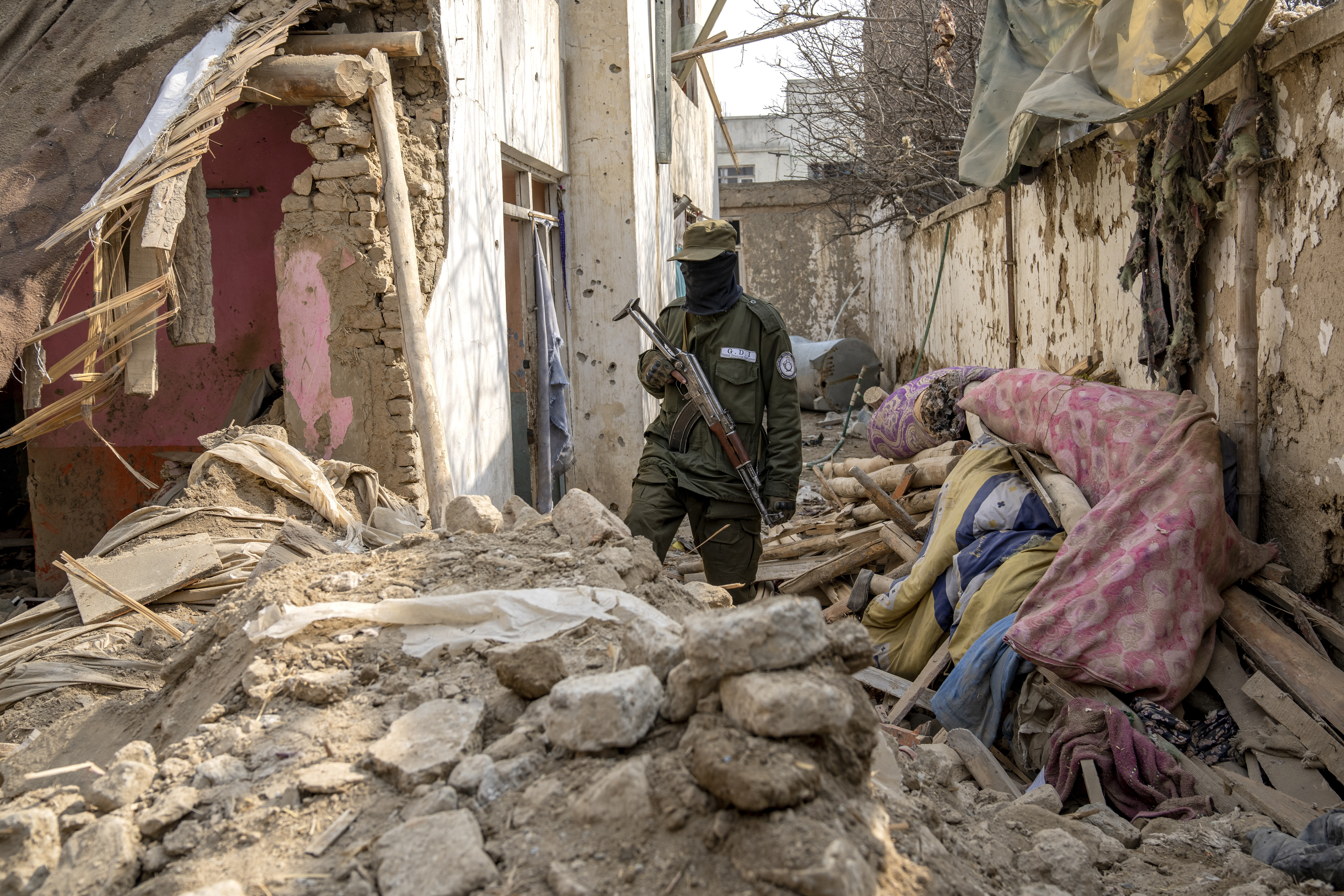 En esta imagen de archivo, un combatiente talibán revisa una vivienda del grupo extremista Estado Islámico que fue destruida en pleno enfrentamiento entre las dos milicias en Kabul, Afganistán, el 14 de febrero de 2023. (AP Foto/Ebrahim Noroozi, archivo)