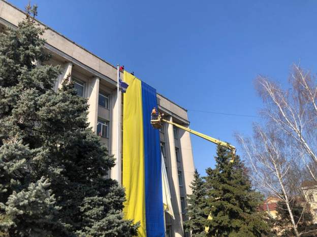 La bandera ucraniana en el edificio de la administración de Kherson (Facebook/ Igor Kolykhaev)