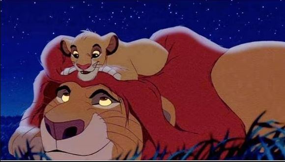 Mufasa gobierna a todos los animales como su rey junto con su esposa Sarabi. El nacimiento de su hijo y heredero, Simba, provoca resentimiento en el hermano de Mufasa, Scar, que anhela convertirse en el nuevo rey león.