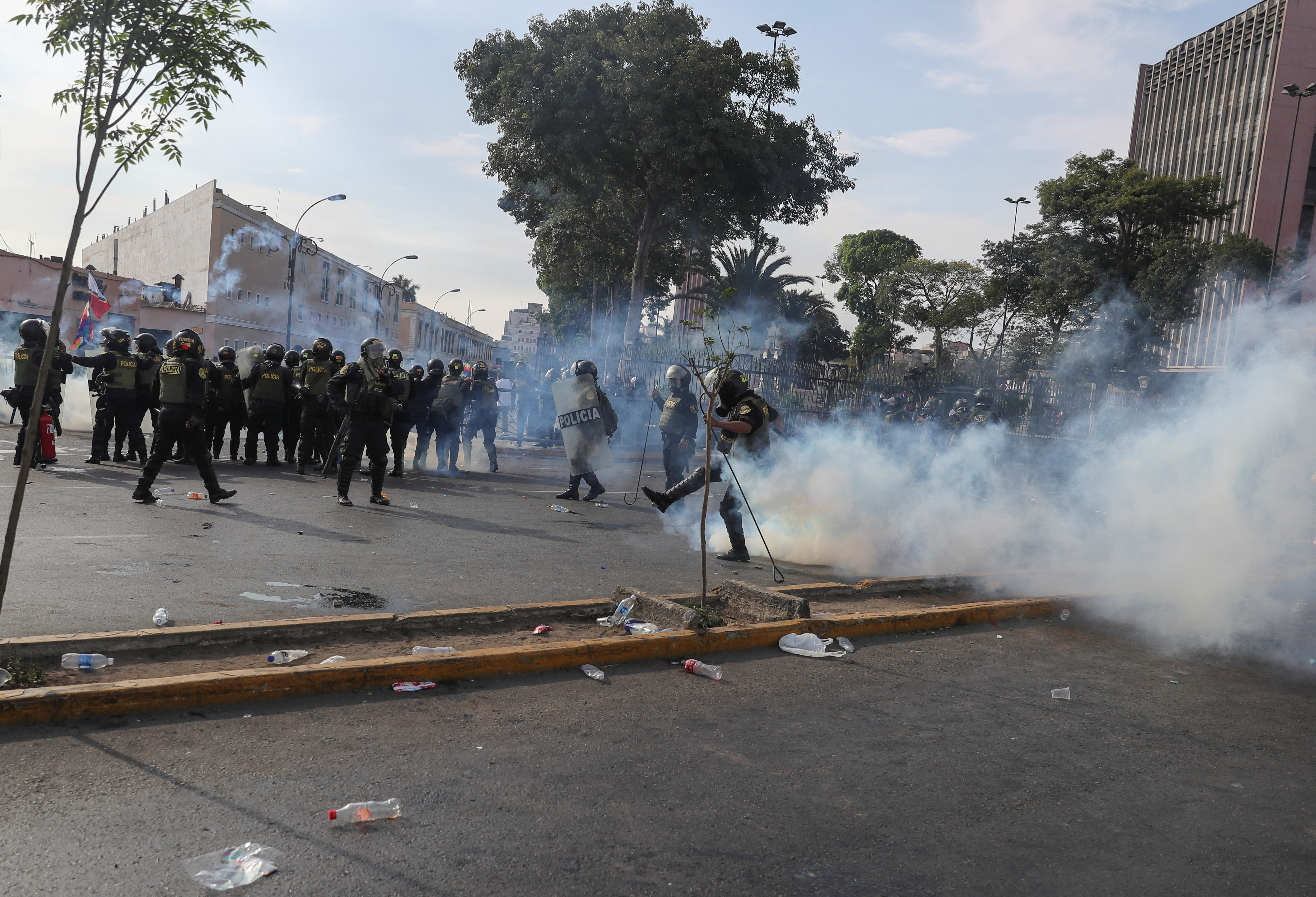 Con bombas lacrimógenas y piedras se enfrentan policías y manifestantes en protestas por la Toma de Lima REUTERS/Sebastian Castaneda