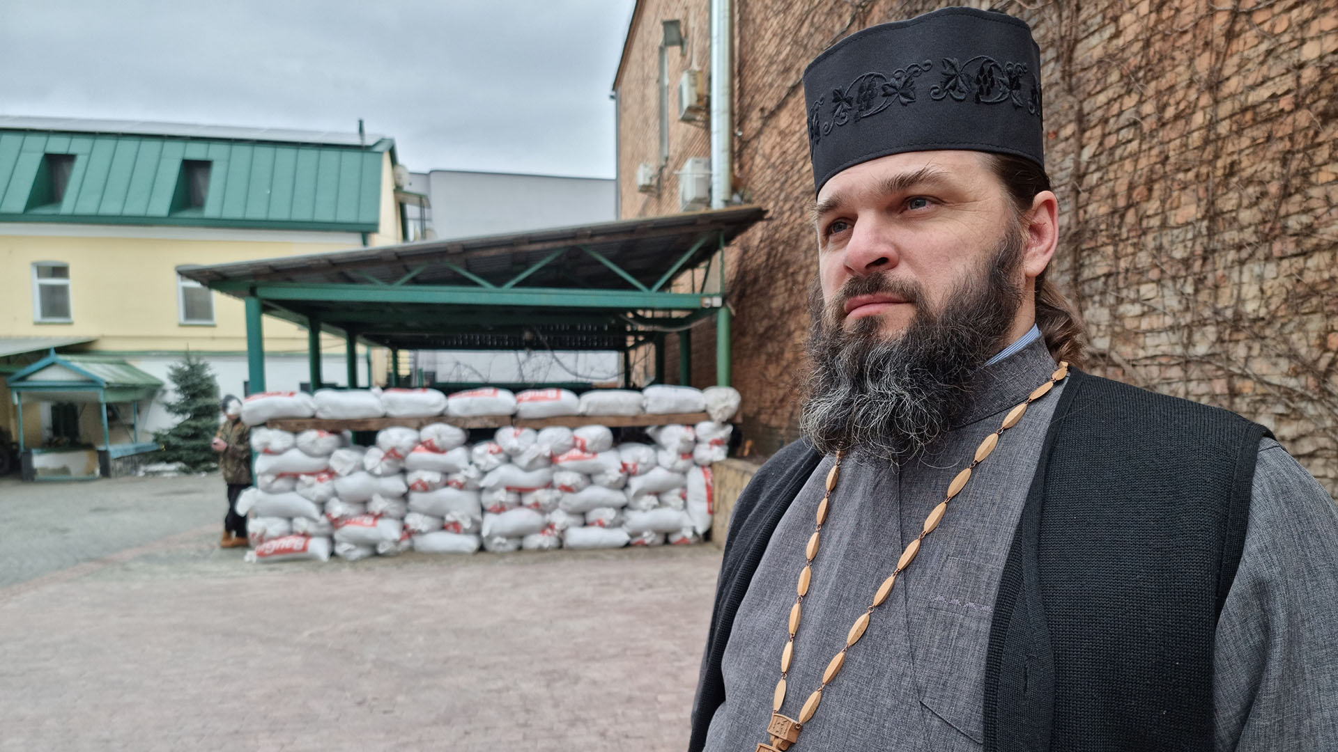 Religioso ucraniano preparándose para el bombardeo ruso