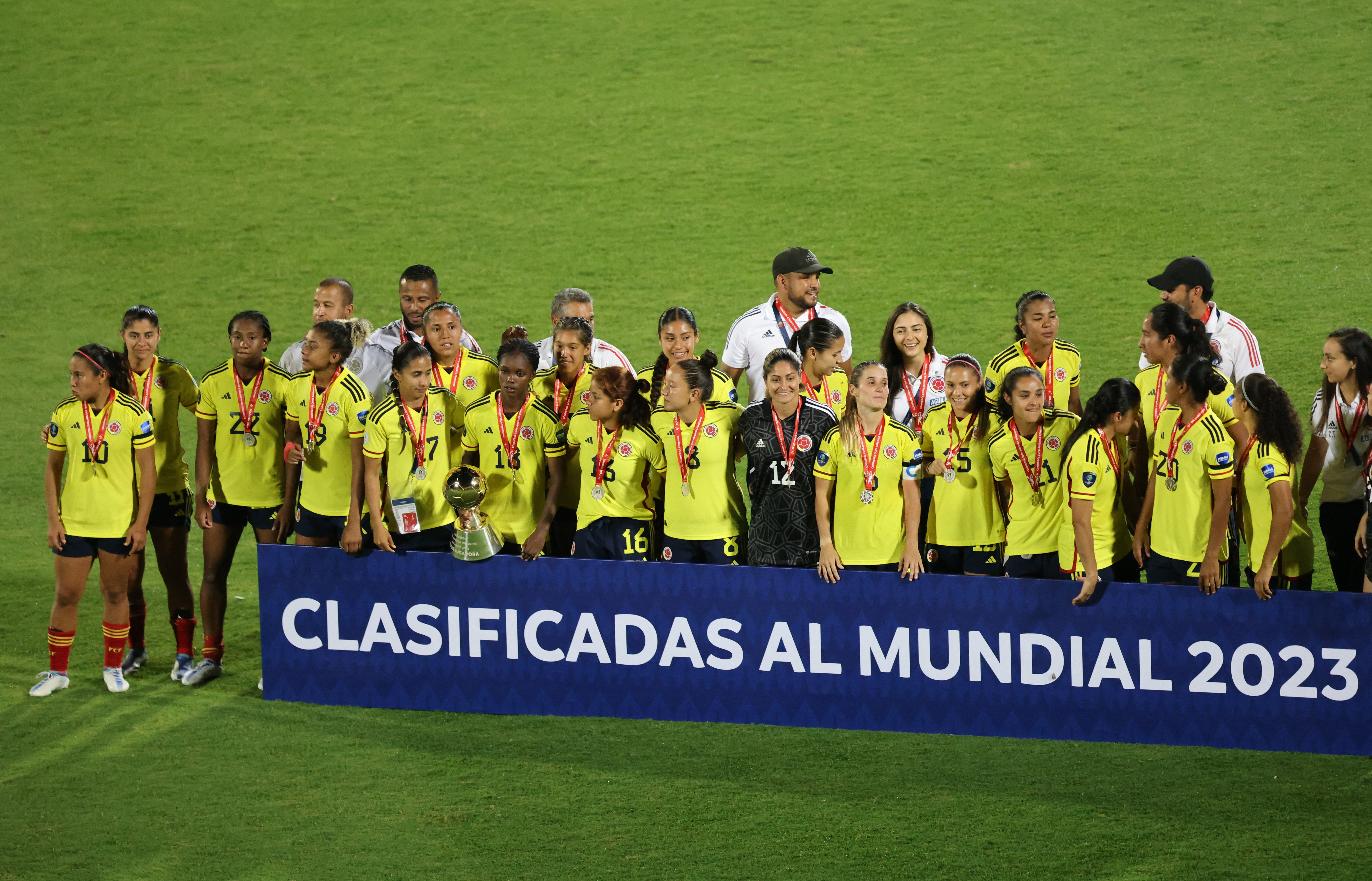 Linda Caicedo de Colombia posa con el jugador del trofeo del torneo junto a sus compañeras REUTERS/Luisa González