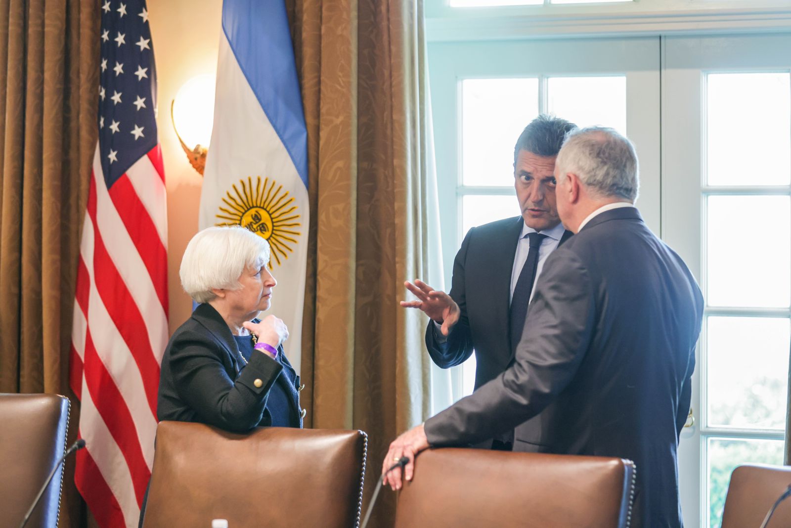 Ministro de Economía, Sergio Massa; secretaria del Tesoro, Janet Yellen, y el embajador de Estados Unidos en Argentina, Marc Stanley