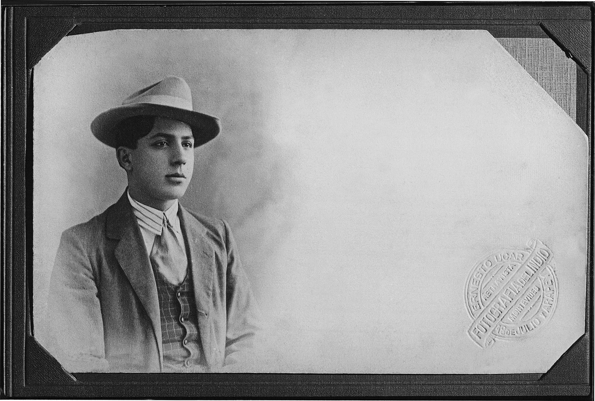 El joven Carlos Gardel en 1906, en su primer viaje documentado a Montevideo.