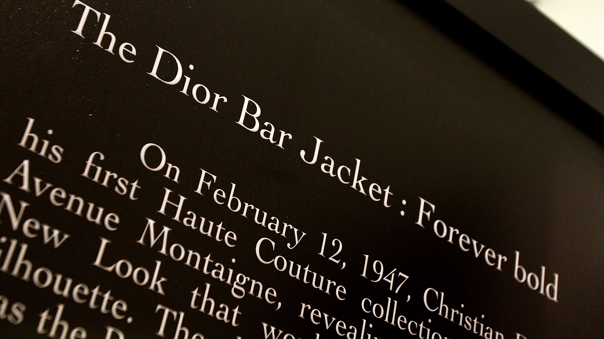 En el documental “The Greek Bar Jacket”, se muestra el taller de bordados de Aris Tzonovrakis, quien es la encargada de realizar el bordado único en el mundo de la prenda más icónica de Dior (Getty Images)
