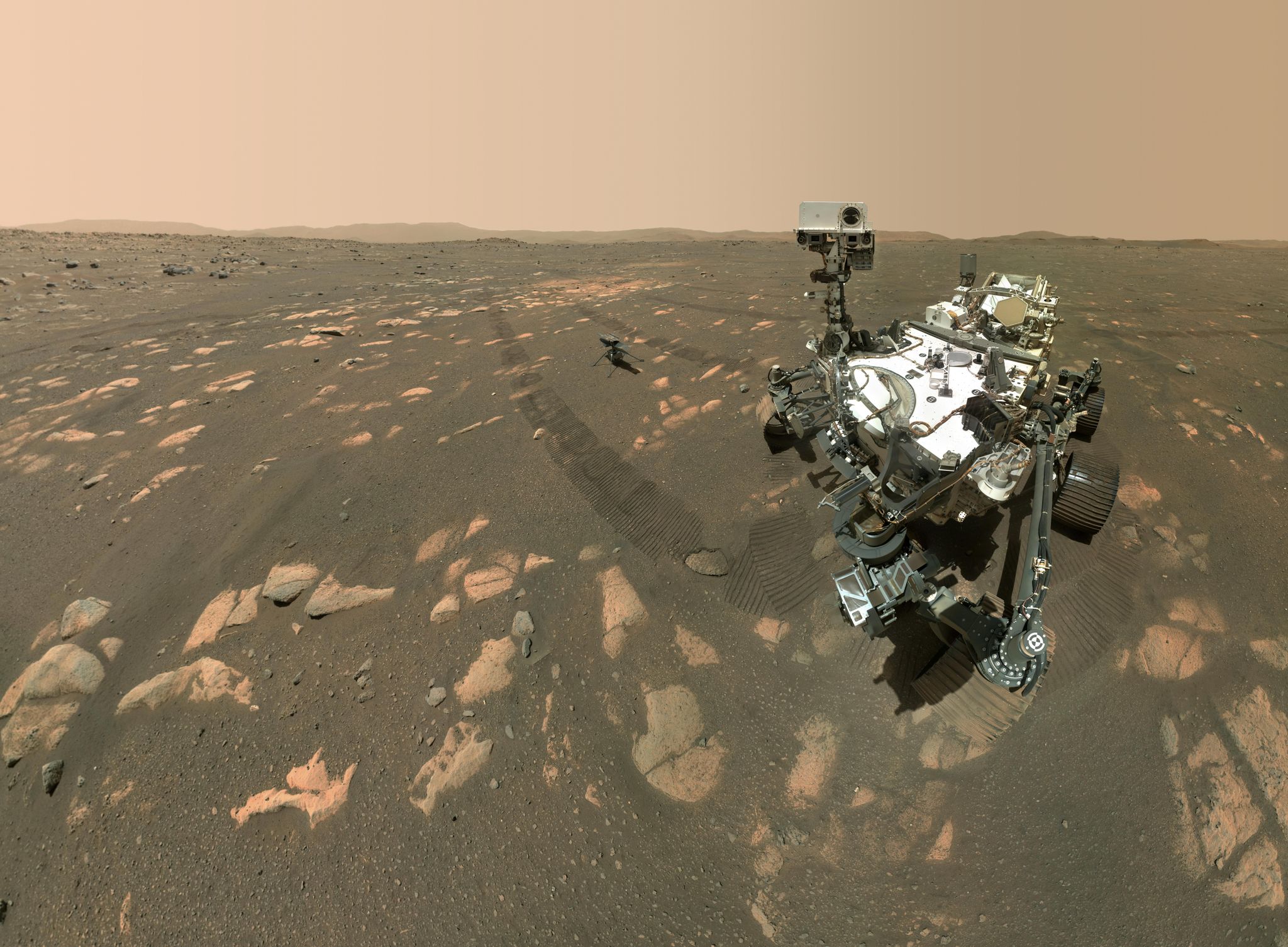 El rover estadounidense "Perseverance" (der.) junto al minihelicóptero "Ingenuity» (centro) sobre la superficie de Marte. Foto: --/NASA/JPL-Caltech/MSSS/dpa 