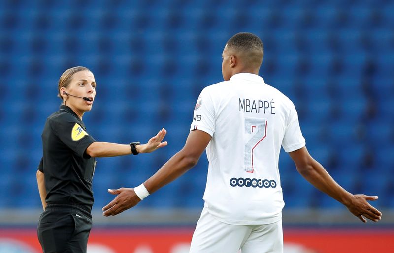 Stephanie Frappart le marca los límites a Kylian Mbappé durante un partido amistoso entre el París Saint Germain y el Waasland Beveren, en el estadio Parque de los Príncipes, en París, Francia