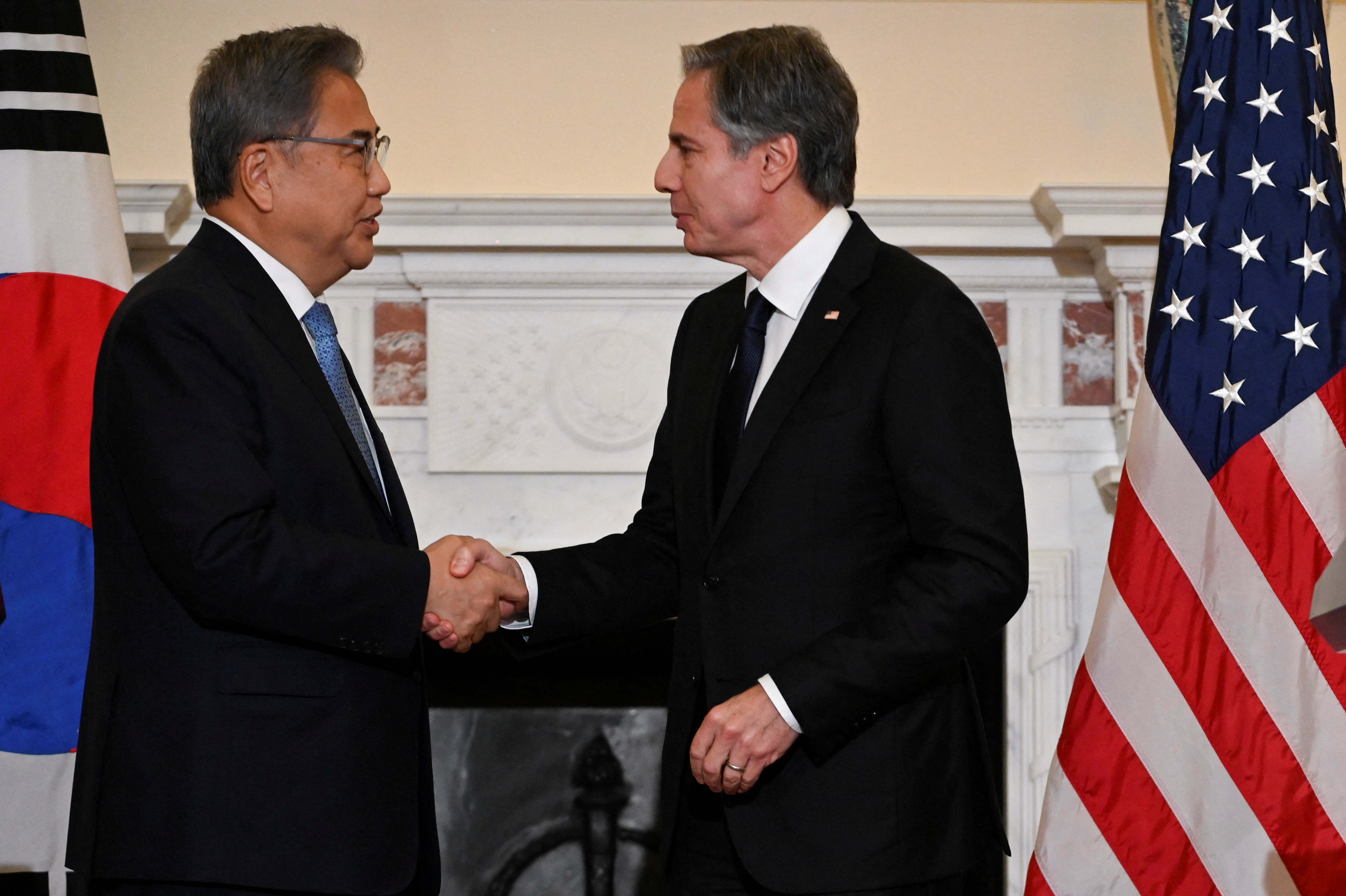 El secretario de Estado de EE.UU. Antony Blinken, y el ministro de Asuntos Exteriores de Corea del Sur, Park Jin, se salusan en una conferencia de prensa, en el Departamento de Estado de EE.UU. en Washington, EE.UU. 13 de junio 2022. Roberto Schmidt/Pool vía REUTERS/Archivo