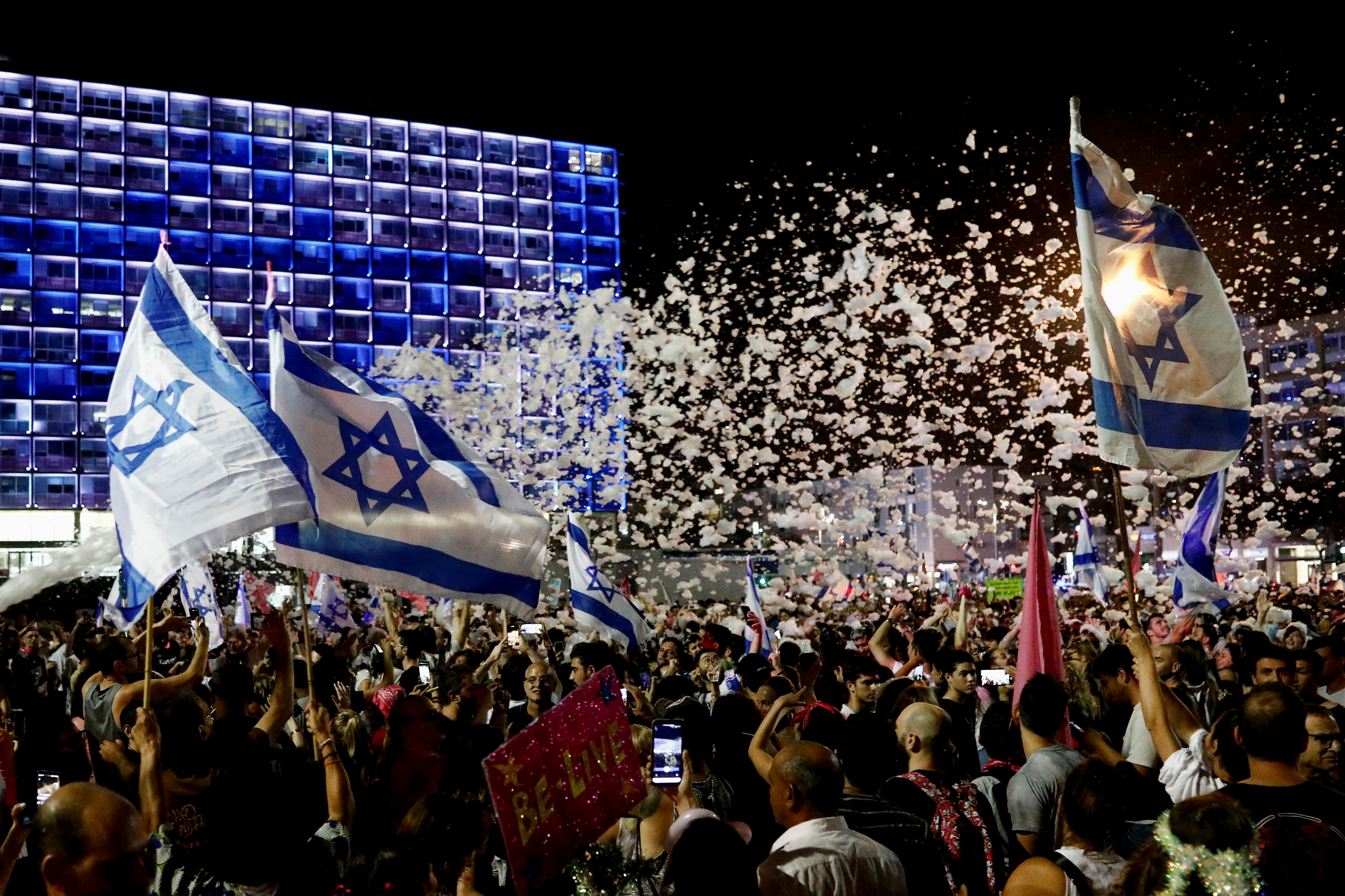 Celebración en Tel Aviv por la conformación de un nuevo gobierno. REUTERS/Corinna Kern