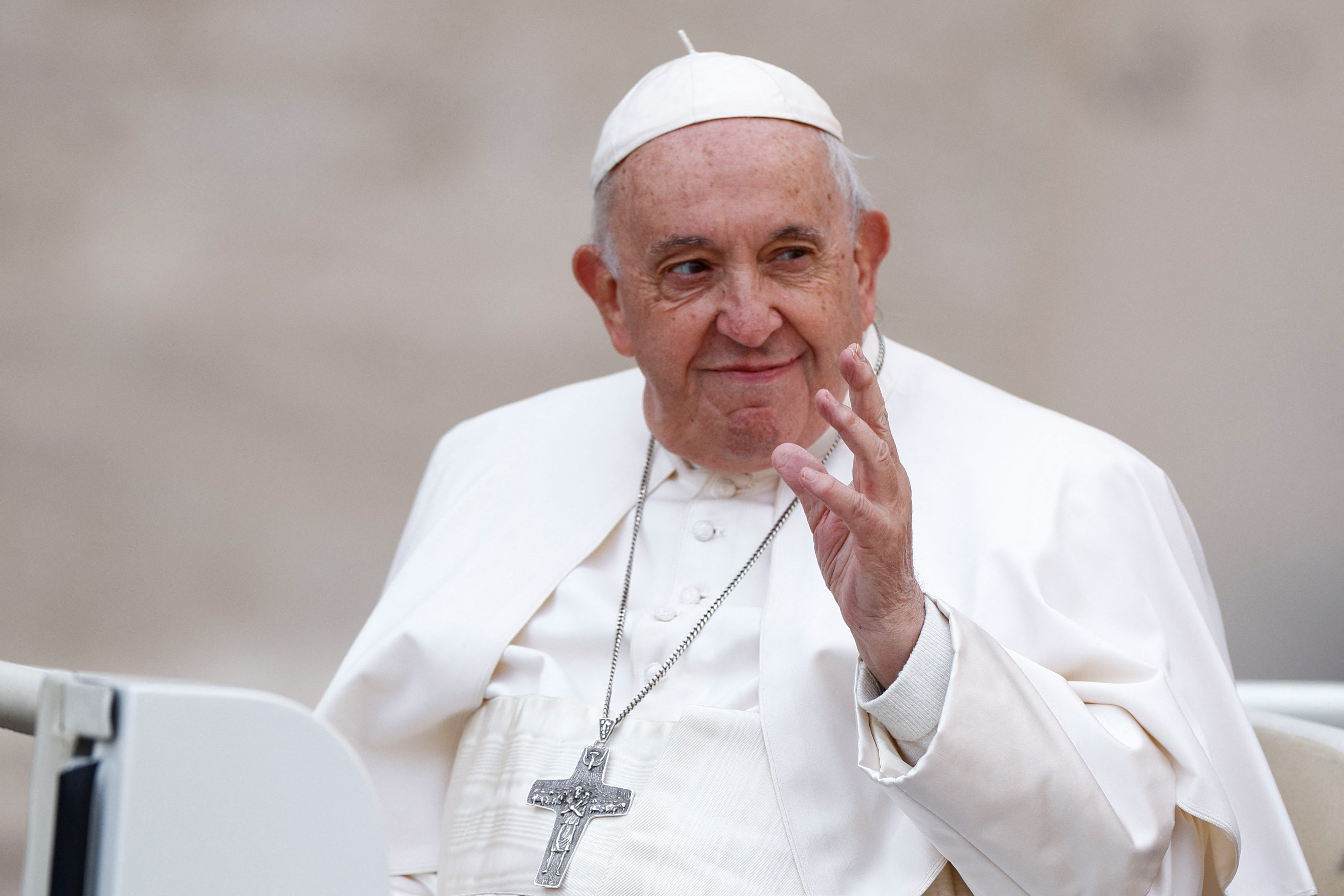 Pero desde su elección en 2013, el ayuntamiento de Asti ha pedido insistentemente al papa que regresase a la tierra de sus abuelos con invitaciones tan originales como una botella de Grignolino, el vino local, con una etiqueta especial: “Ast t’aspeta a bras duert” (Asti te espera con los brazos abiertos). REUTERS/Guglielmo Mangiapane