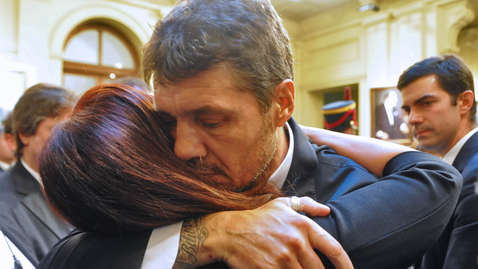 El rostro más célebre del mundo del espectáculo en el funeral de Kirchner fue el de Marcelo Tinelli. El productor y conductor de TV llegó durante la tarde del 28 de octubre y le dio un abrazo muy sentido a Cristina Fernández. Luego se ubicó en el sector donde estaban los funcionarios y familiares, al lado del por entonces Ministro de Planificación Federal, Julio De Vido