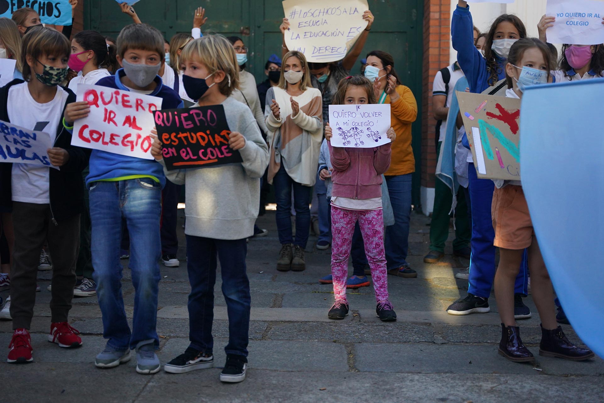 Alumnos del primario dibujaron los carteles con témperas y marcadores de colores en sus casas para llevarlos al reclamo frente a la Quinta de Olivos