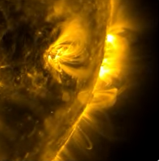 Dettagli dell'immagine del sole mostrata nel video.  Una superficie caotica dove grandi rughe di plasma si inarcano sopra la stella lungo le linee del campo magnetico