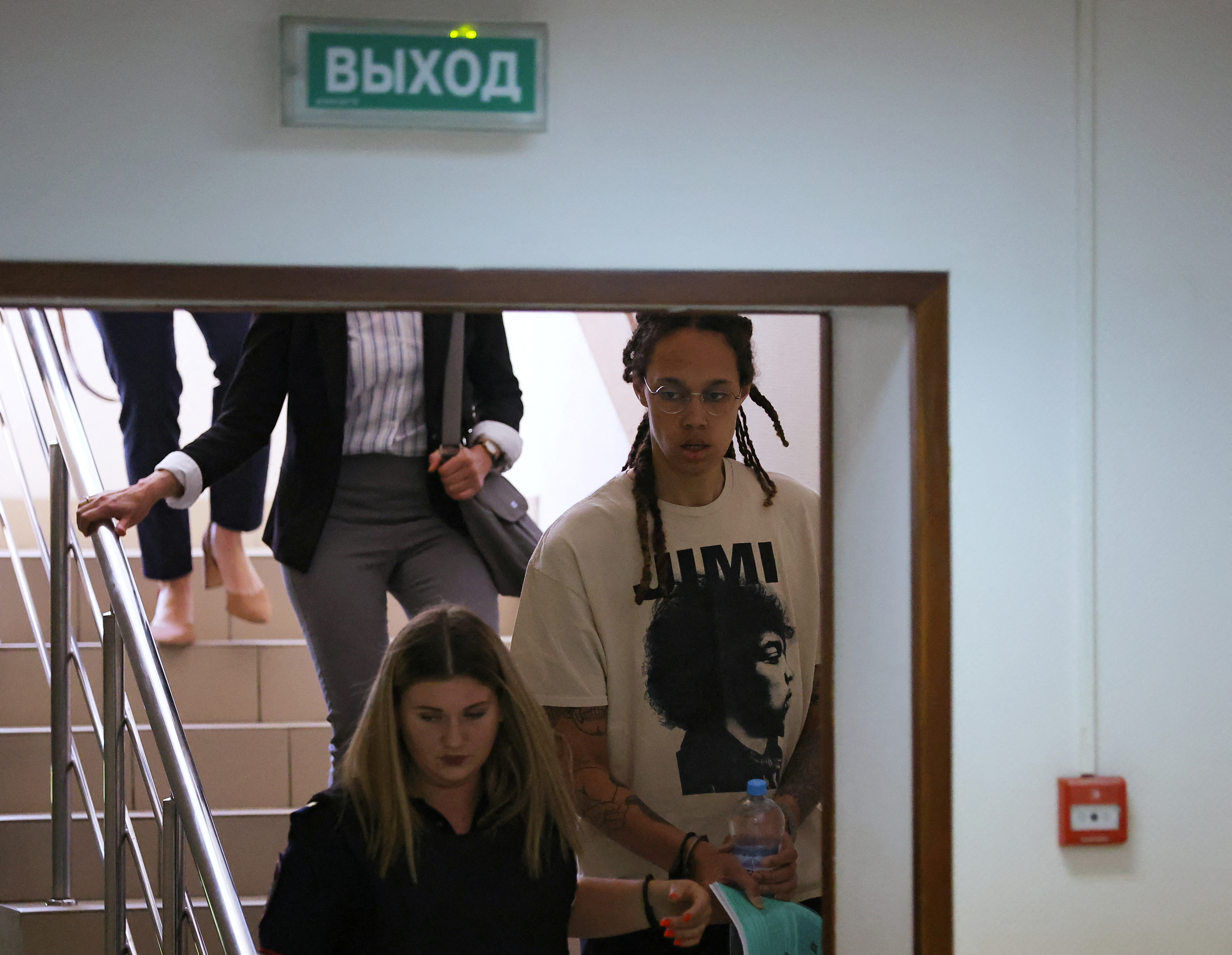 La jugadora de baloncesto estadounidense Brittney Griner, que fue detenida en marzo en el aeropuerto moscovita de Sheremetyevo y posteriormente acusada de posesión ilegal de cannabis, es escoltada antes de una vista judicial en Khimki, a las afueras de Moscú, Rusia, el 1 de julio de 2022. REUTERS/Evgenia Novozhenina