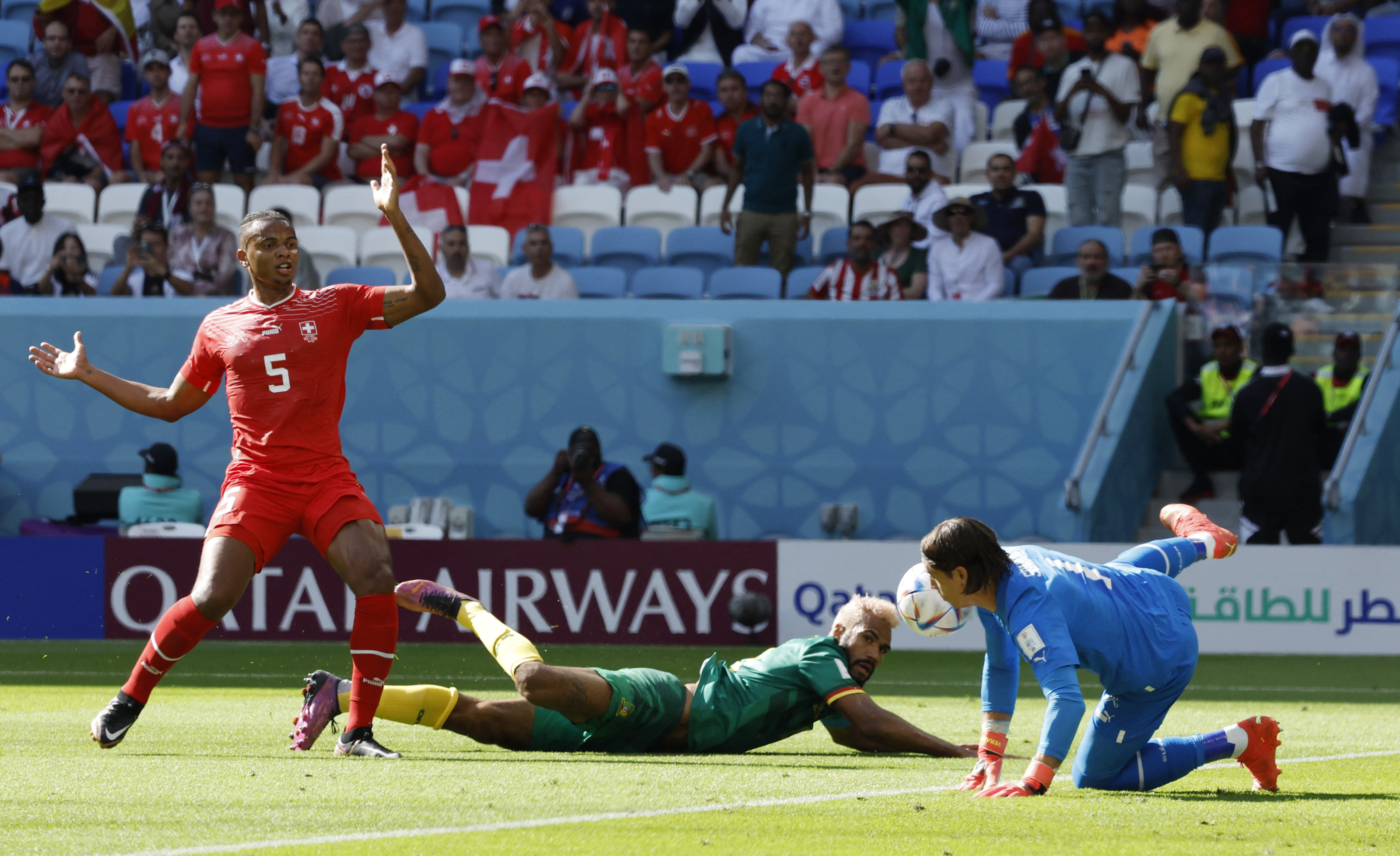 Yann Sommer fue la gran figura de la primera parte en el juego entre Suiza y Camerún. REUTERS/Suhaib Salem