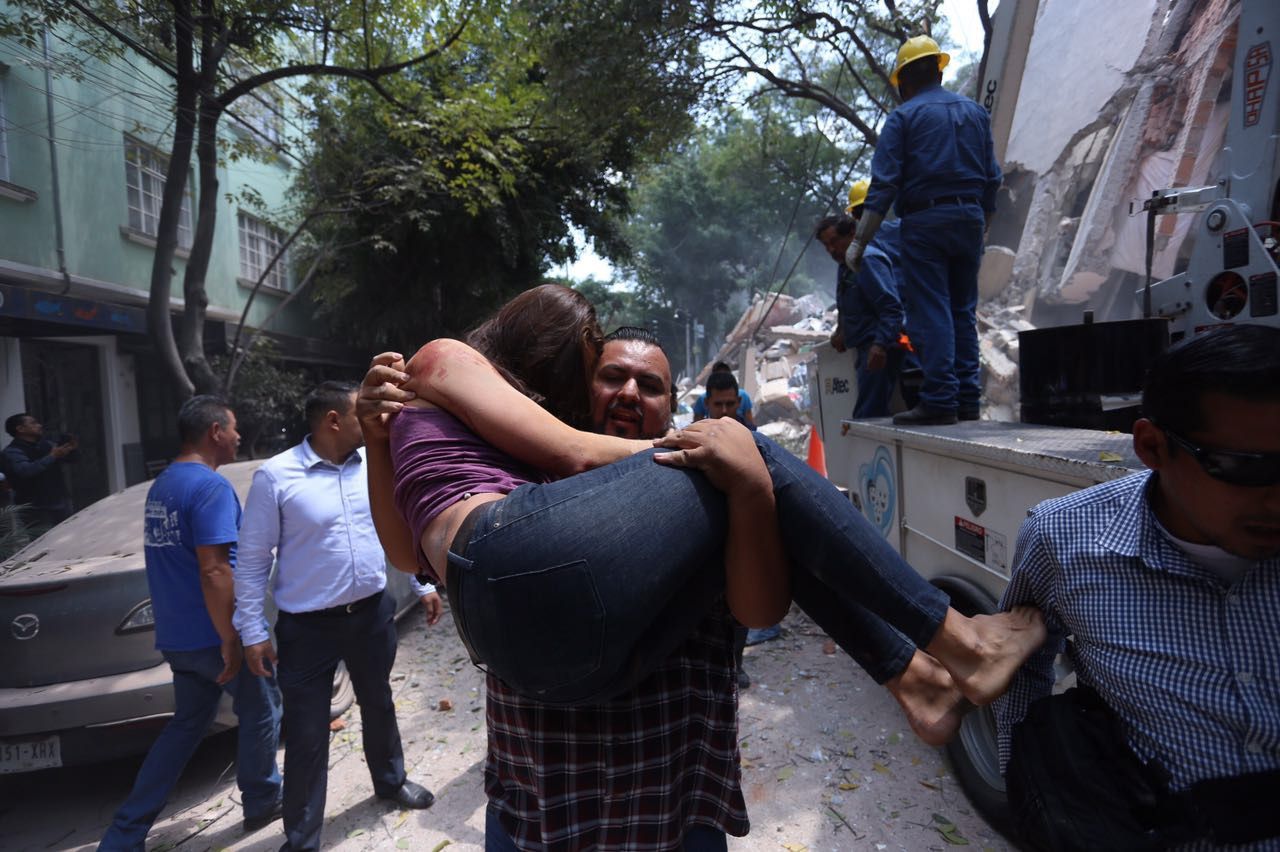 CIUDAD DE MÉXICO, 19SEPTIEMBRE2017.- Personas son rescatas de entre los escombros de edificios que colapsaron tras el fuerte sismo de 7.1 grados en escala de richter que se registró esta tarde en la Ciudad de México. FOTO: SAÚL LÓPEZ /CUARTOSCURO.COM