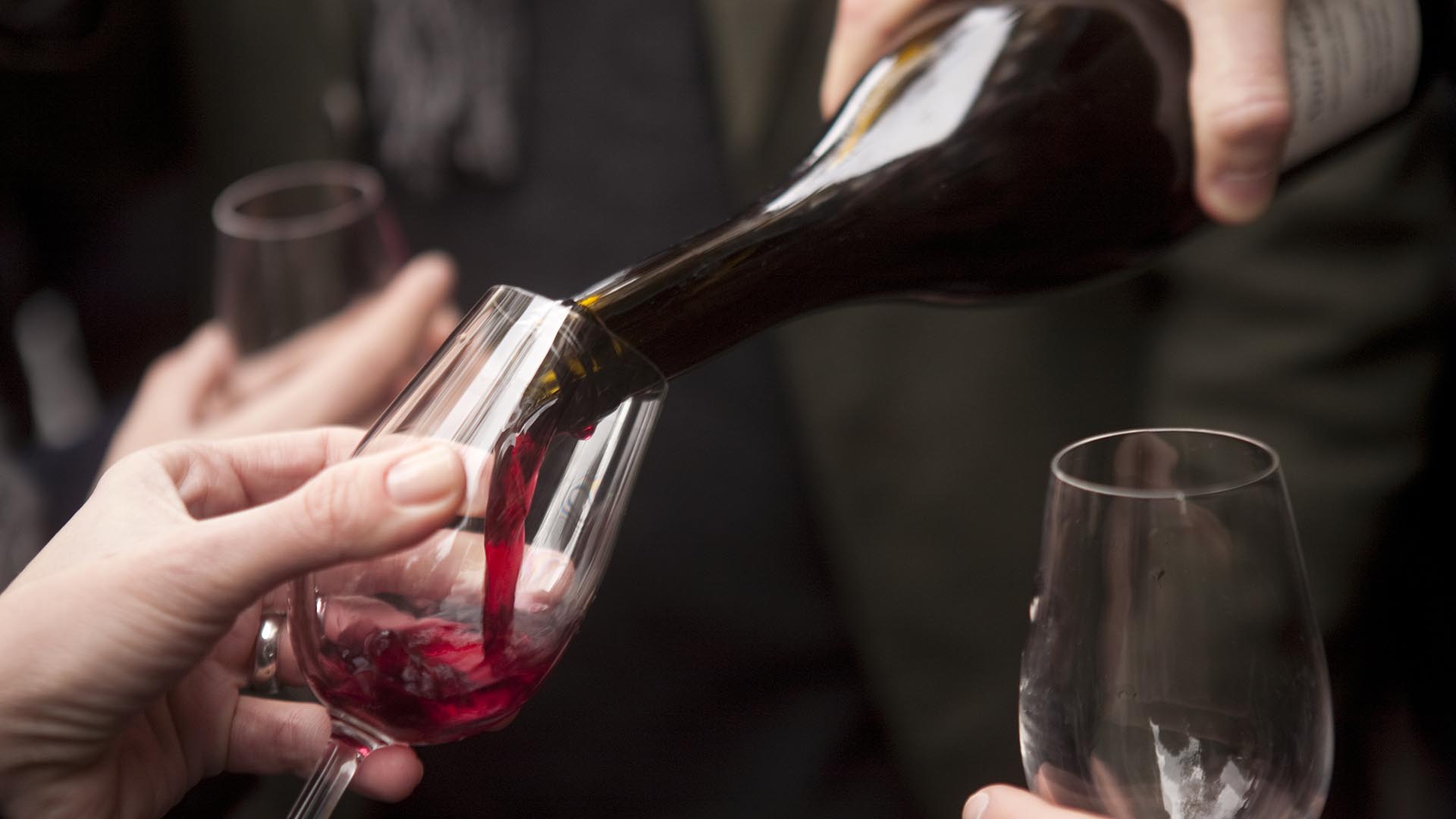 Distintos estudios de comportamiento de salud han demostrado los beneficios del consumo moderado de vino tinto, no más de dos vasos al día
(Getty Images)
