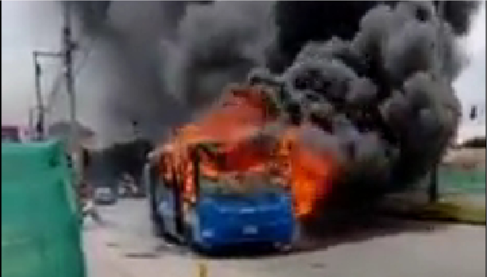 El incendio del bus del Sitp se registró en la tarde de viernes en la localidad de Antonio Nariño. (Captura de video)