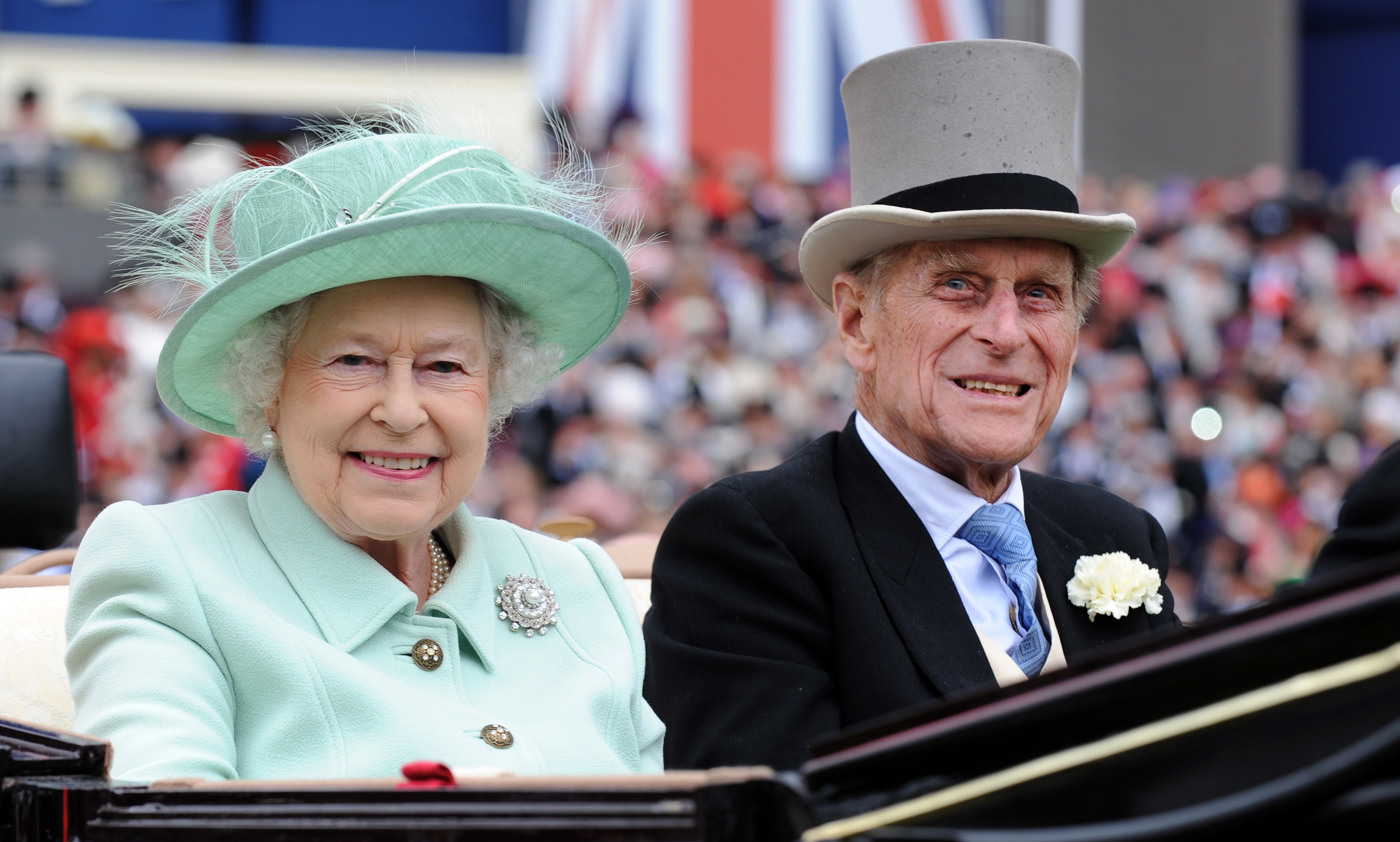 Imagen de archivo, tomada en junio de 2012, de la reina Isabel II y su marido, el príncipe Felipe, en las carreras de Ascot (EFE/EPA/ANDY RAIN)
