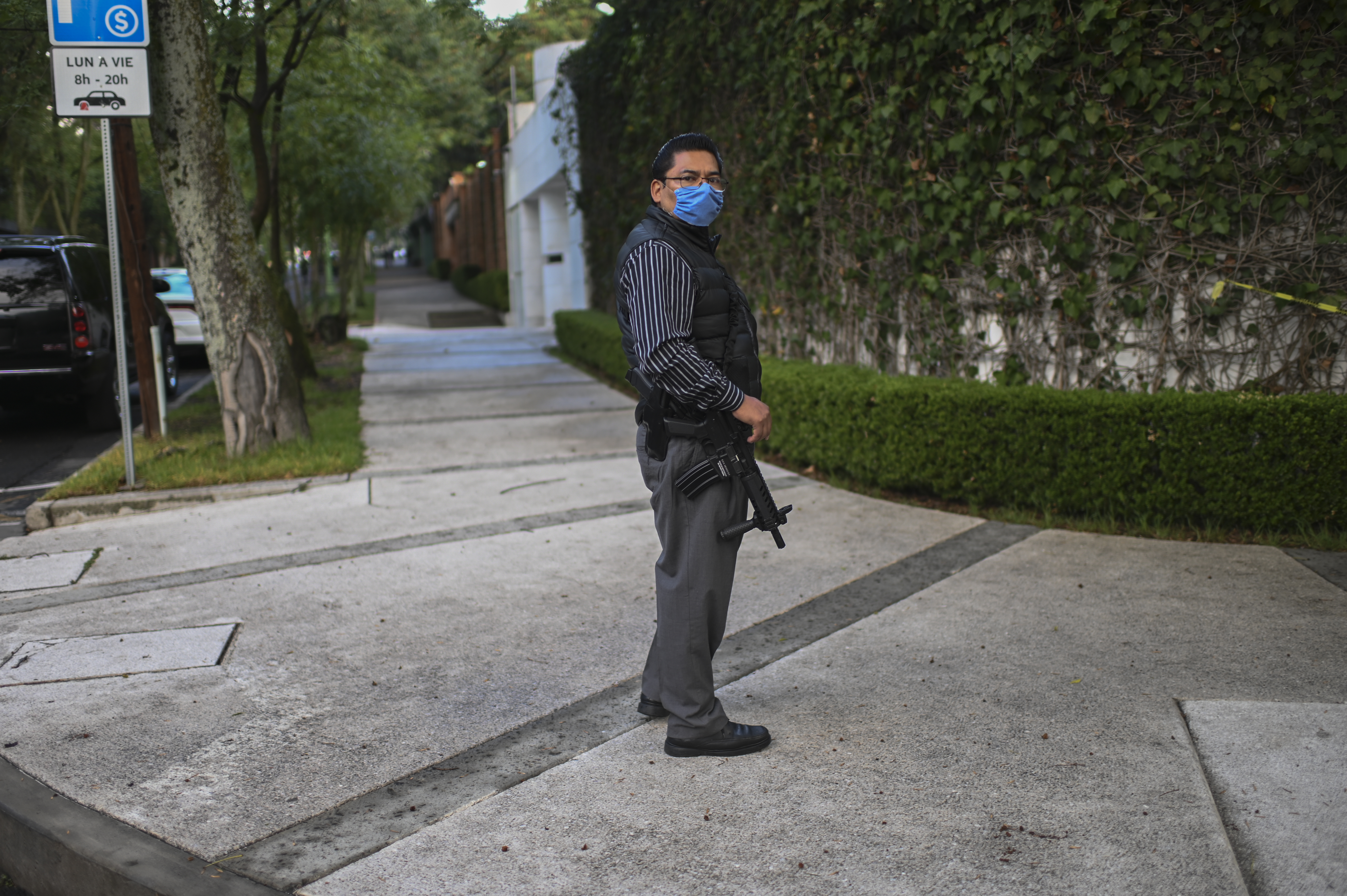 Un inspector es visto en la escena del crimen luego de que el Secretario de Seguridad Pública de la Ciudad de México. (Foto de PEDRO PARDO / AFP)