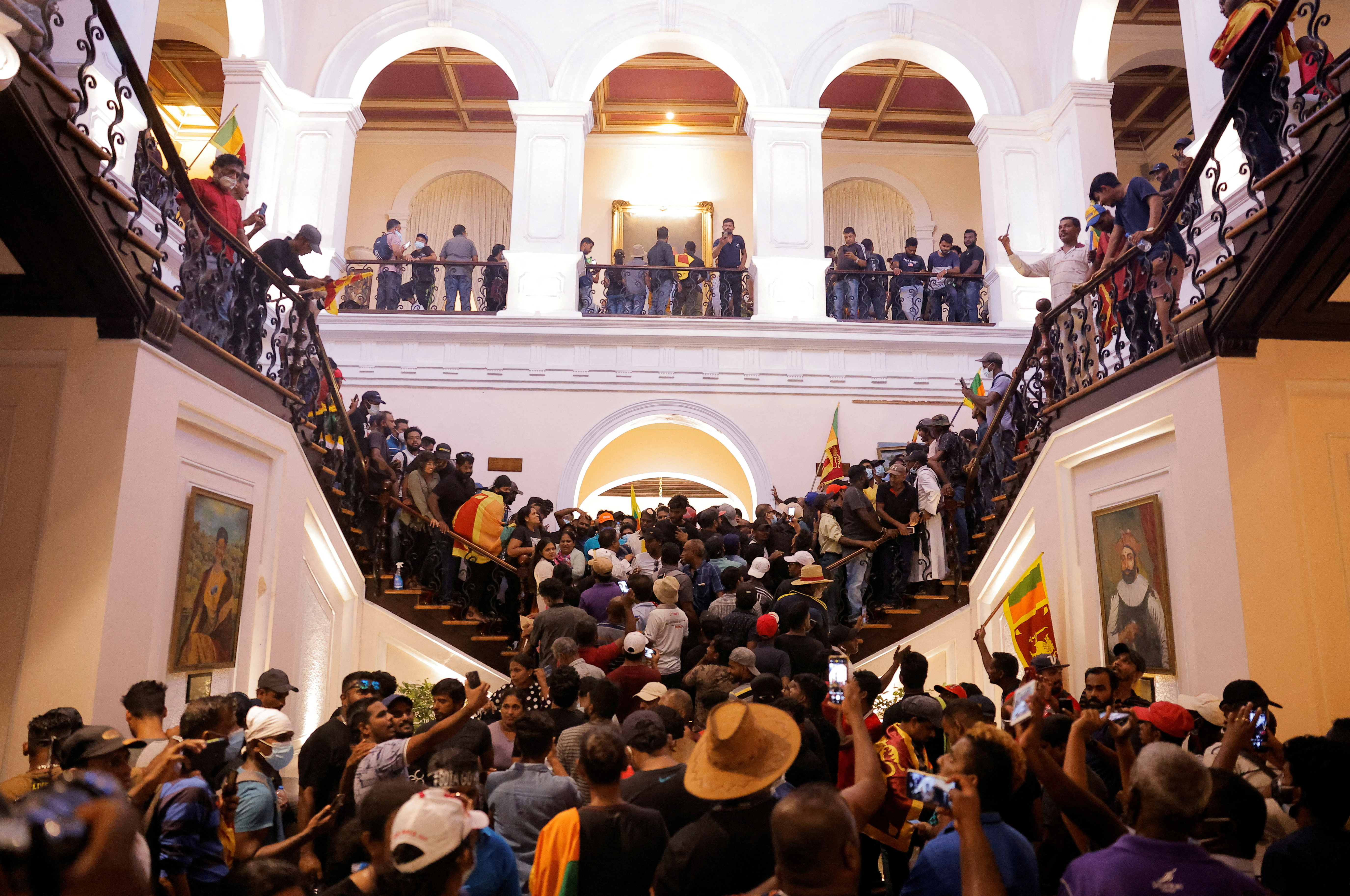 Manifestantes adentro de la Residencia presidencial, en Sri Lanka  (REUTERS/Dinuka Liyanawatte)