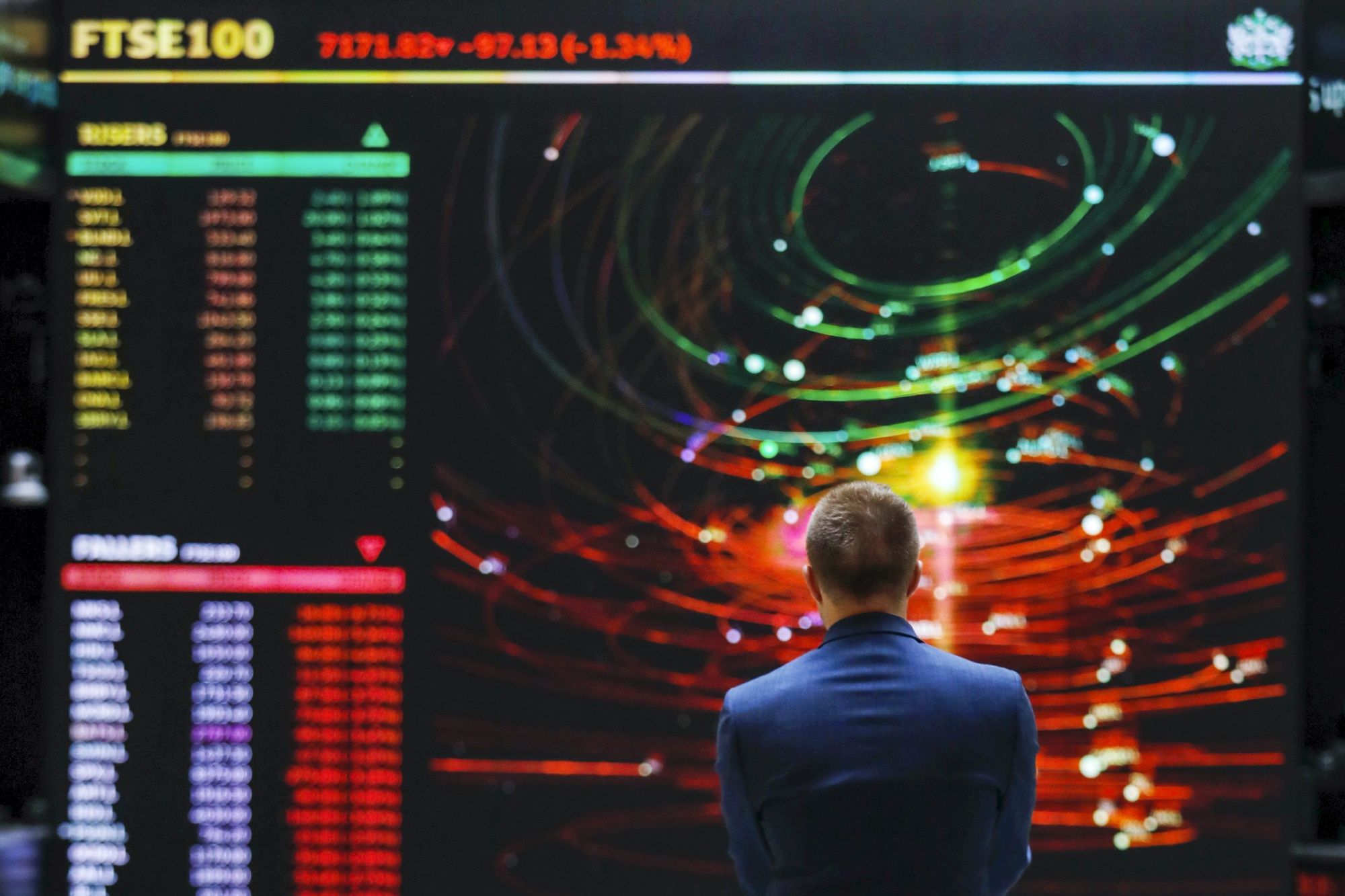 Un empleado ve un tablero del índice de acciones FTSE en el atrio de las oficinas de London Stock Exchange Group Plc en Londres, Reino Unido