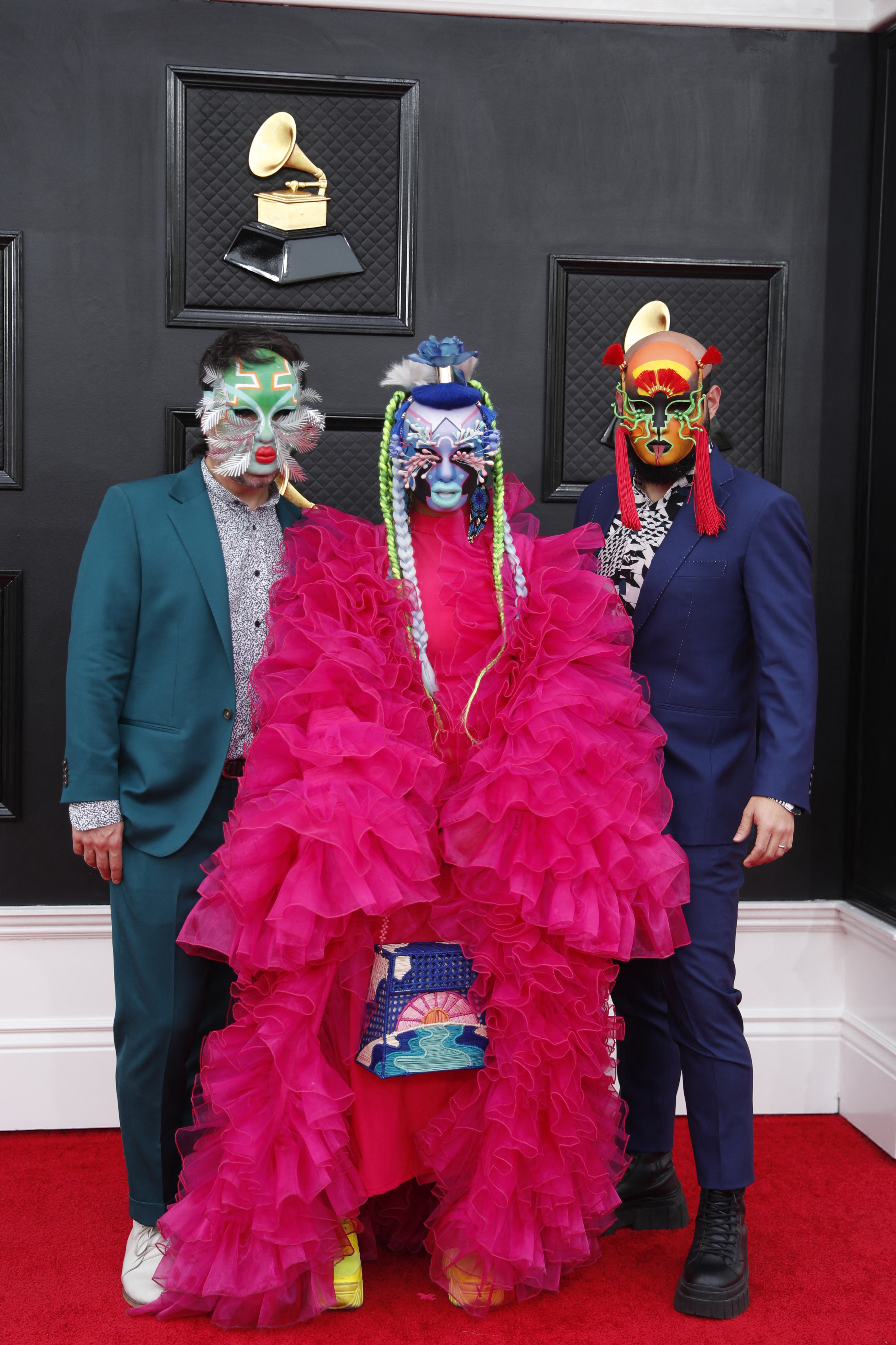 El grupo colombiano Bomba Estere. Su vocalista Li Suamet hizo su paso con un vestido fucsia de volados (REUTERS/Maria Alejandra Cardona)