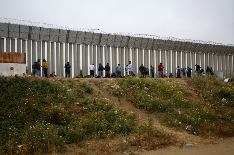 FOTO ARCHIVO: Migrantes acampan entre las dos vallas fronterizas mientras esperan a las autoridades para pedir asilo en San Ysidro, California, Estados Unidos, visto desde Tijuana, México. 30 de abril, 2023. REUTERS/Jorge Dueñas