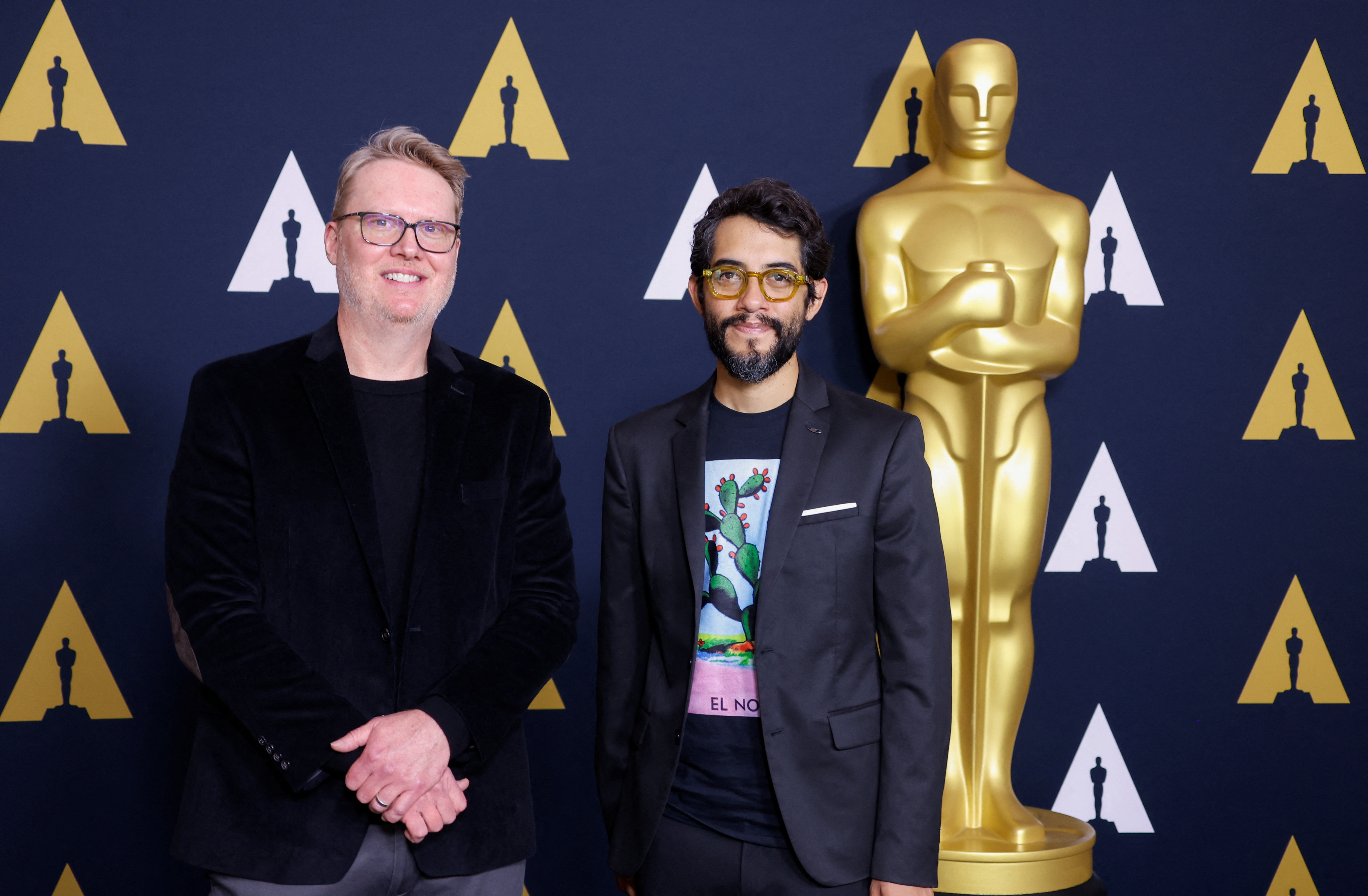 Don Hall y Carlos López Estrada asistieron a una recepción para la categoría de "Mejor Película Animada" nominada al Oscar antes de los 94 Premios de la Academia en el Teatro Samuel Goldwyn en Beverly Hills, California, EE. UU. (REUTERS/Eric Gaillard)