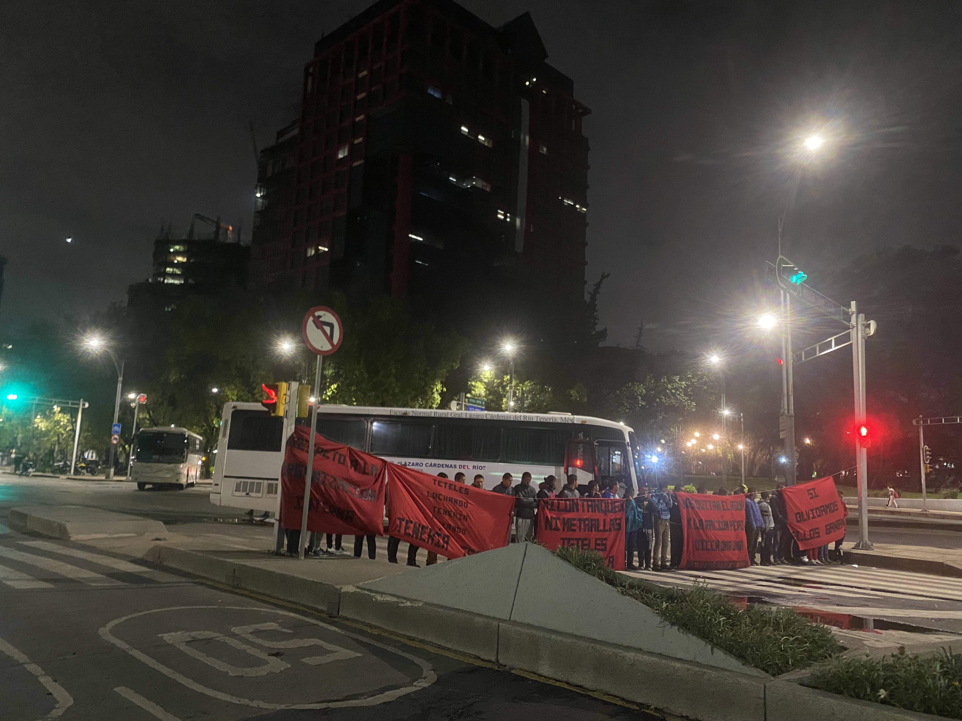 Un grupo de estudiantes de la rural de Puebla mantendrá cerrado Paseo de la Reforma en CDMX 