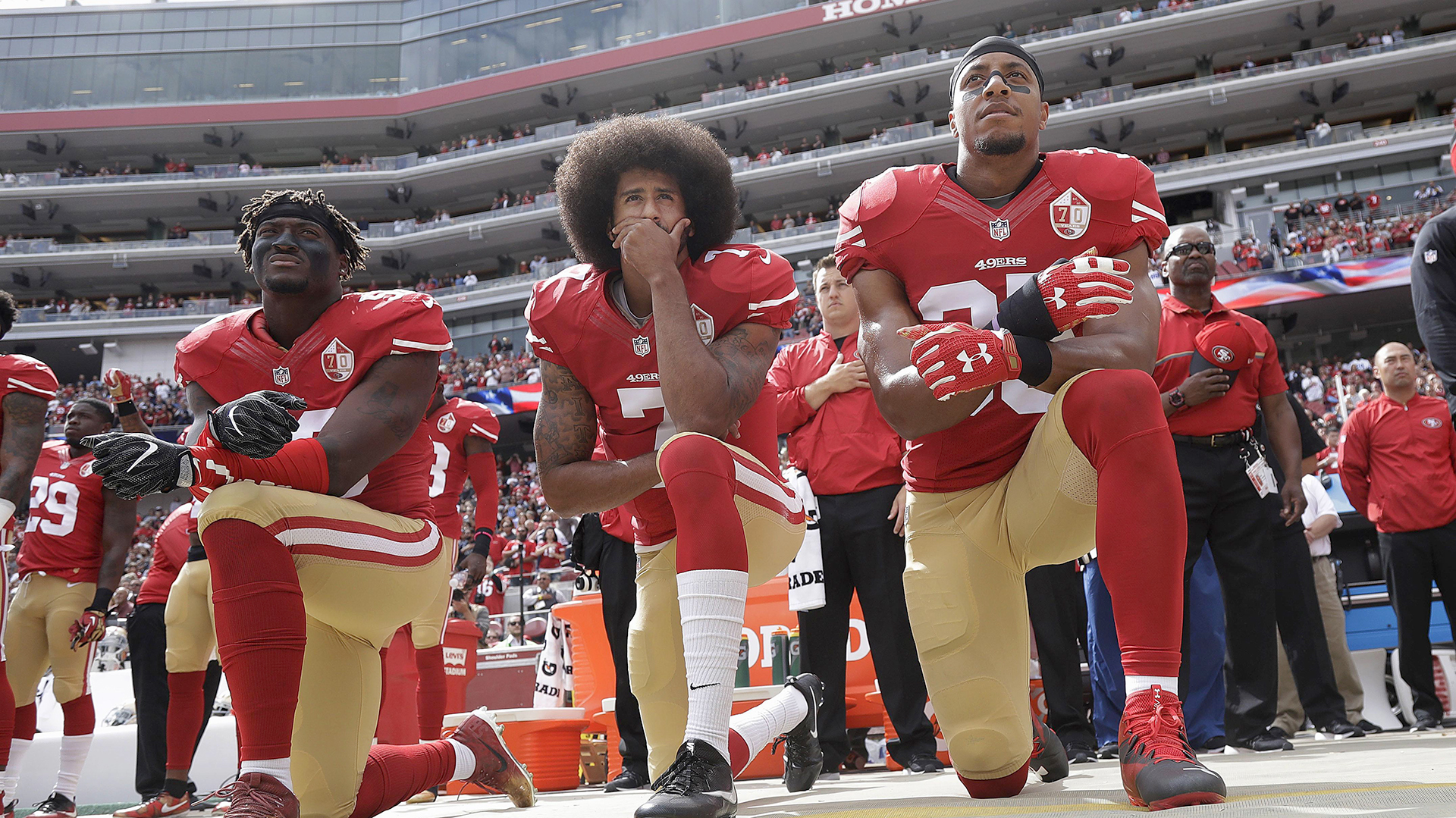El modo de protesta fue iniciado por Colin Kaepernick (centro) cuando jugaba para los San Francisco 49ers en 2016 (AP)