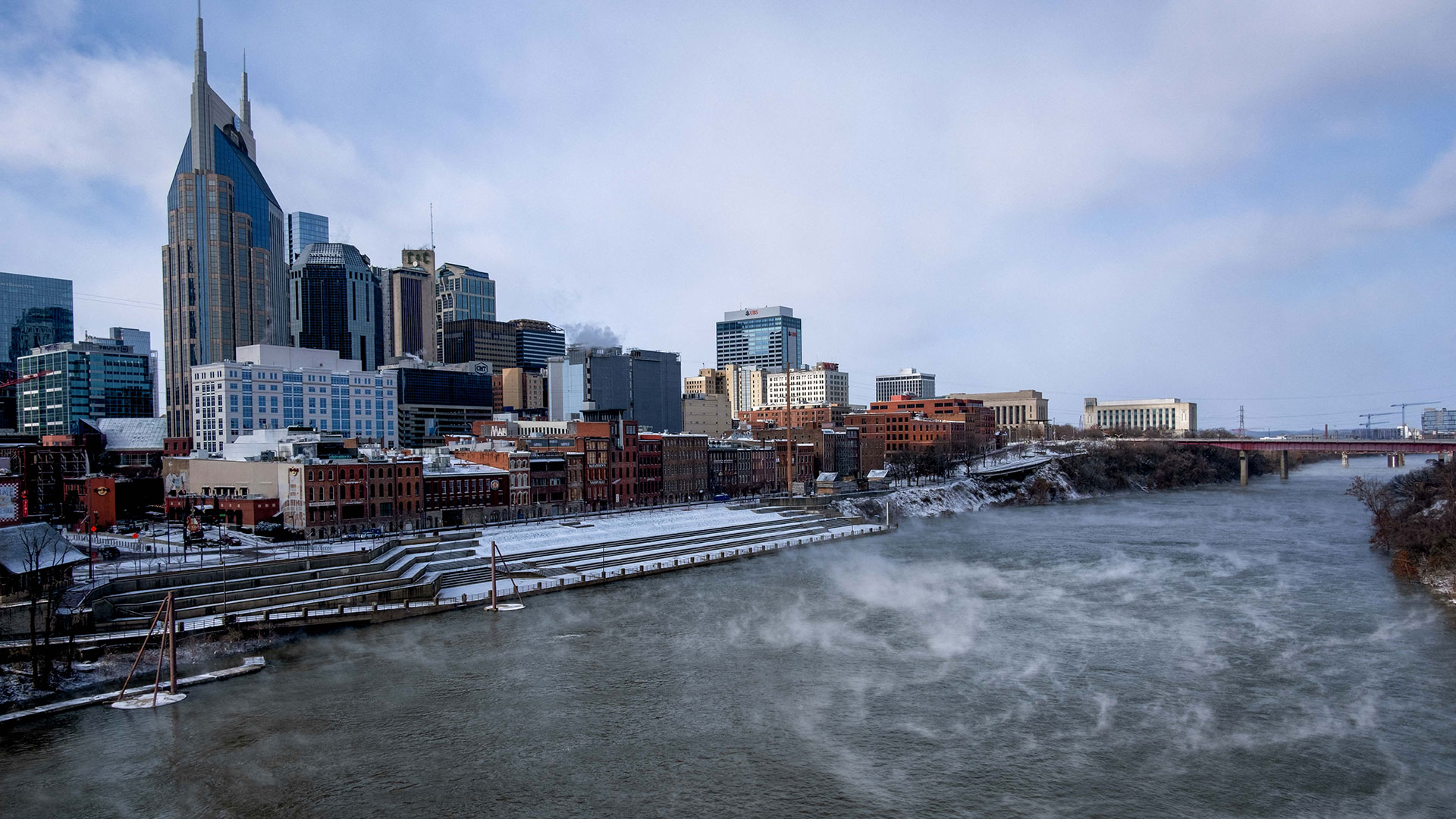 El vapor se eleva desde el río Cumberland en Nashville, Tennessee, el 23 de diciembre de 2022 después de que la tormenta invernal Elliot se desplazara por la región de Tennessee Medio dejando tras de sí lluvia helada, nieve y temperaturas bajo cero (AFP)