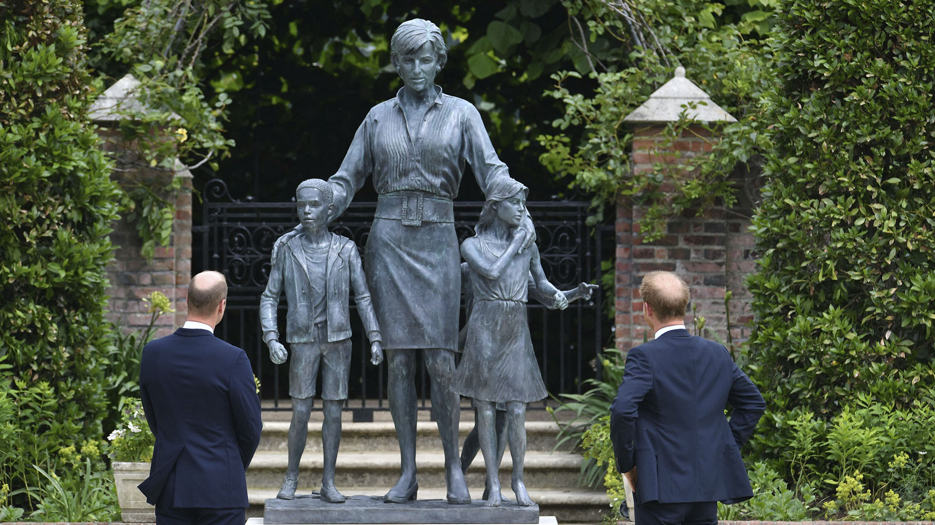 El príncipe William y el príncipe Harry revelan una estatua de su madre, la princesa Diana, en lo que habría sido su 60 cumpleaños, en el Sunken Garden en el Palacio de Kensington, Londres, el jueves 1 de julio de 2021 (AP)