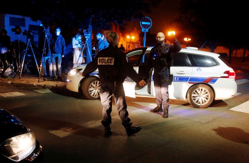 Foto de archivo de agentes de policía en un suburbio de París (REUTERS/Charles Platiau)