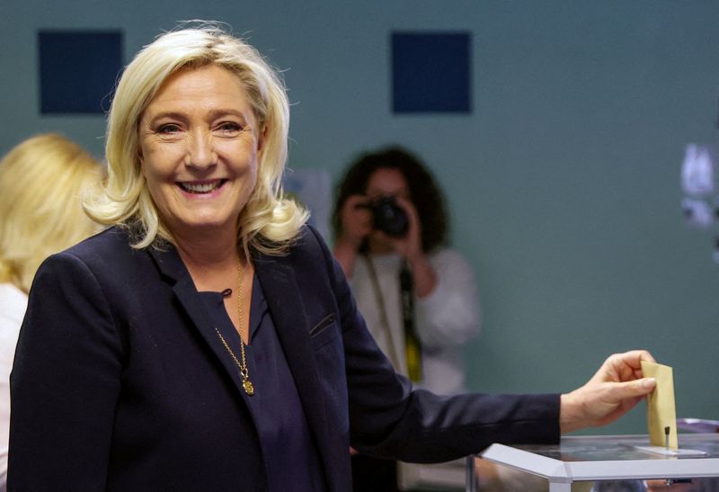 Marine Le Pen votando en la segunda vuelta de la elección parlamentaria en Francia (REUTERS/Johanna Geron)