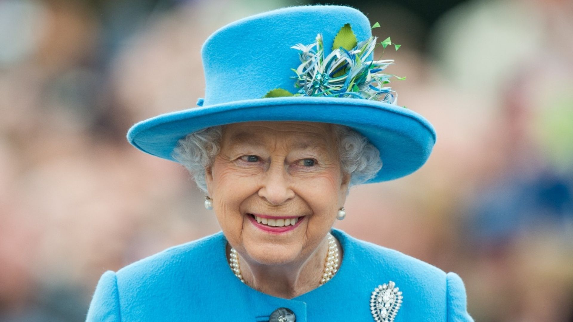 cortesía política Resplandor Isabel II: la reina que impuso un estilo con sus más de 5.000 sombreros -  Infobae
