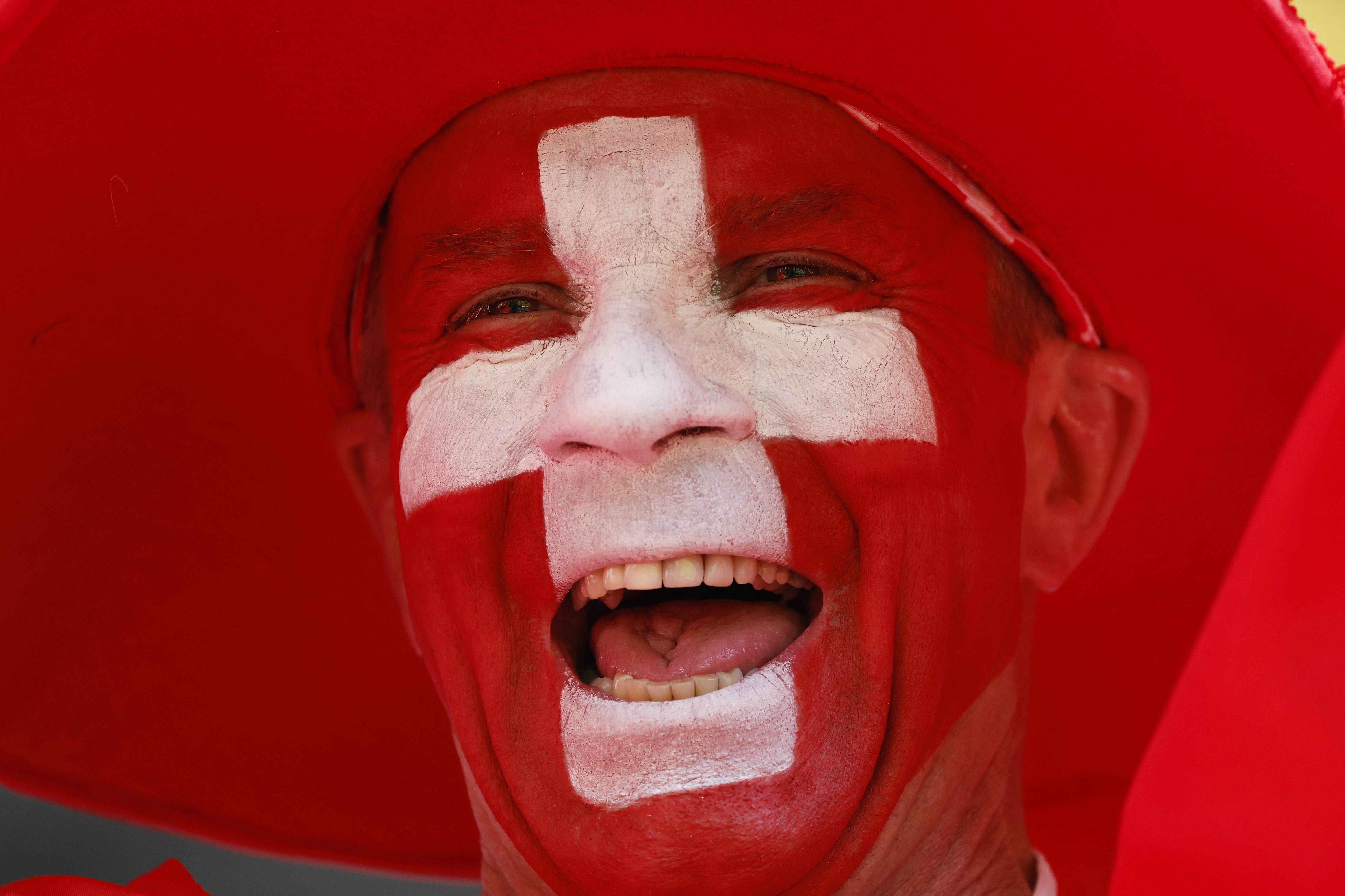 Hinchas de la selección de Suiza ya están listos para el inicio del partido debut ante Camerún.  REUTERS/Suhaib Salem