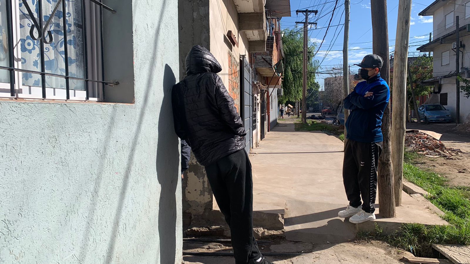 Las Antenas, hoy jueves por la mañana: tres jóvenes que integran la guardia que tomó las armas contra los narcos