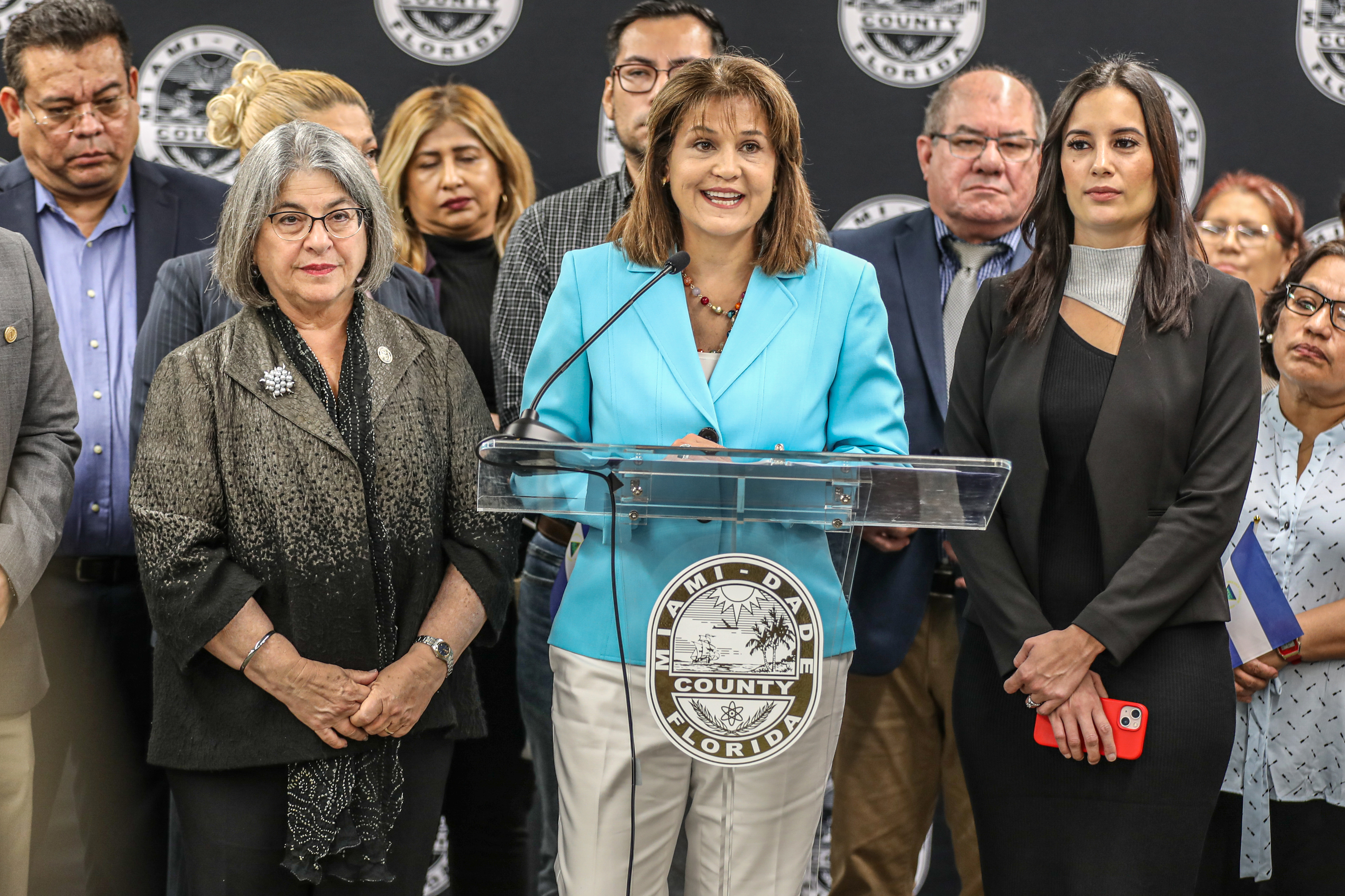 La ex senadora estatal Annette Taddeo habla durante una rueda de prensa junto a expresos políticos nicaragüenses, hoy en Miami, Florida (EE. UU). EFE/Giorgio Viera
