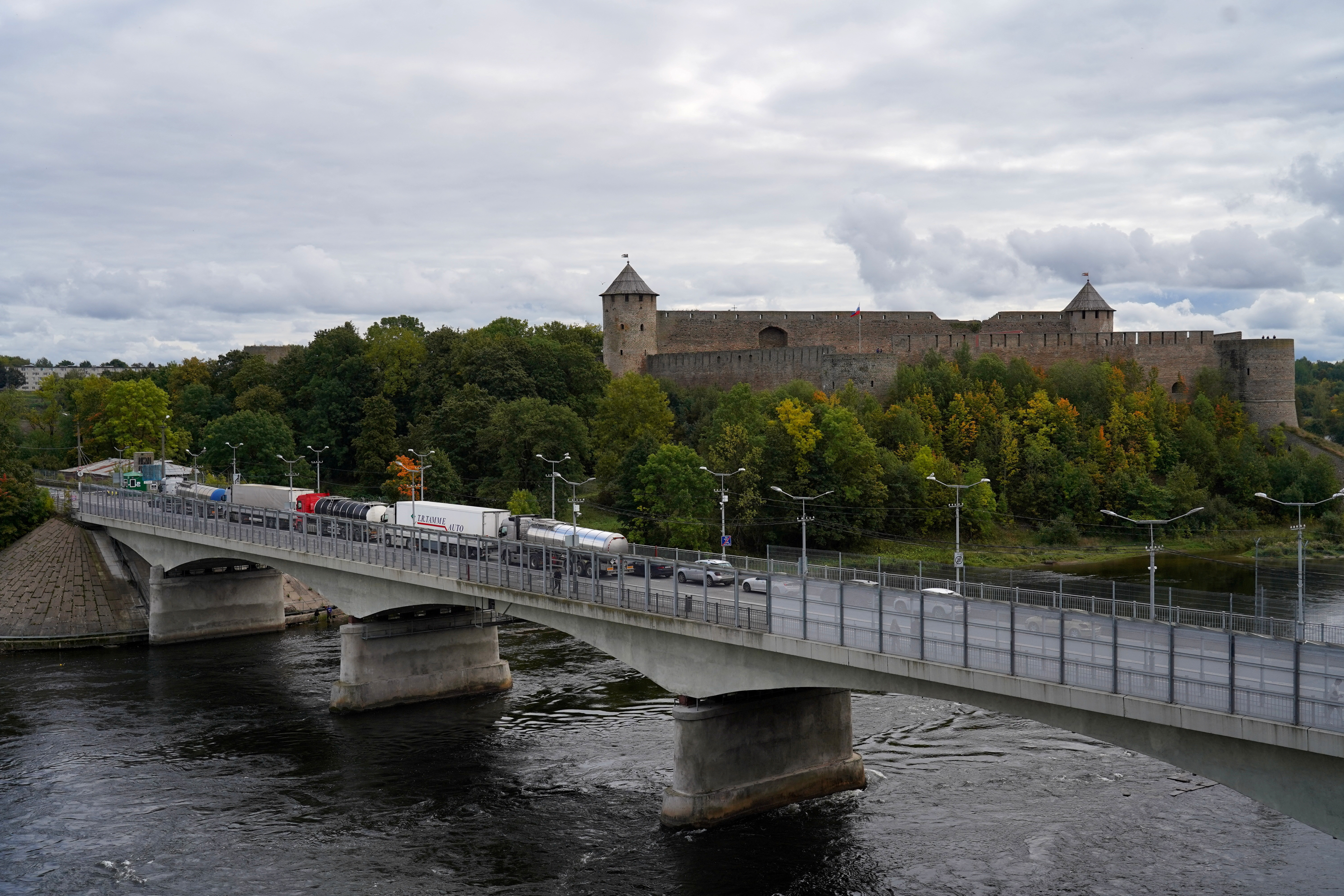 Una vista general del puente sobre el río Narva en el cruce fronterizo con Rusia (REUTERS/Janis Laizans)