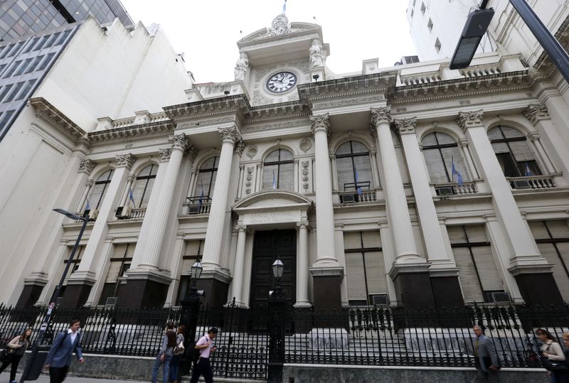 Foto de archivo: peatones pasan frente al edificio del Banco Central de Argentina en Buenos Aires. REUTERS/Enrique Marcarian