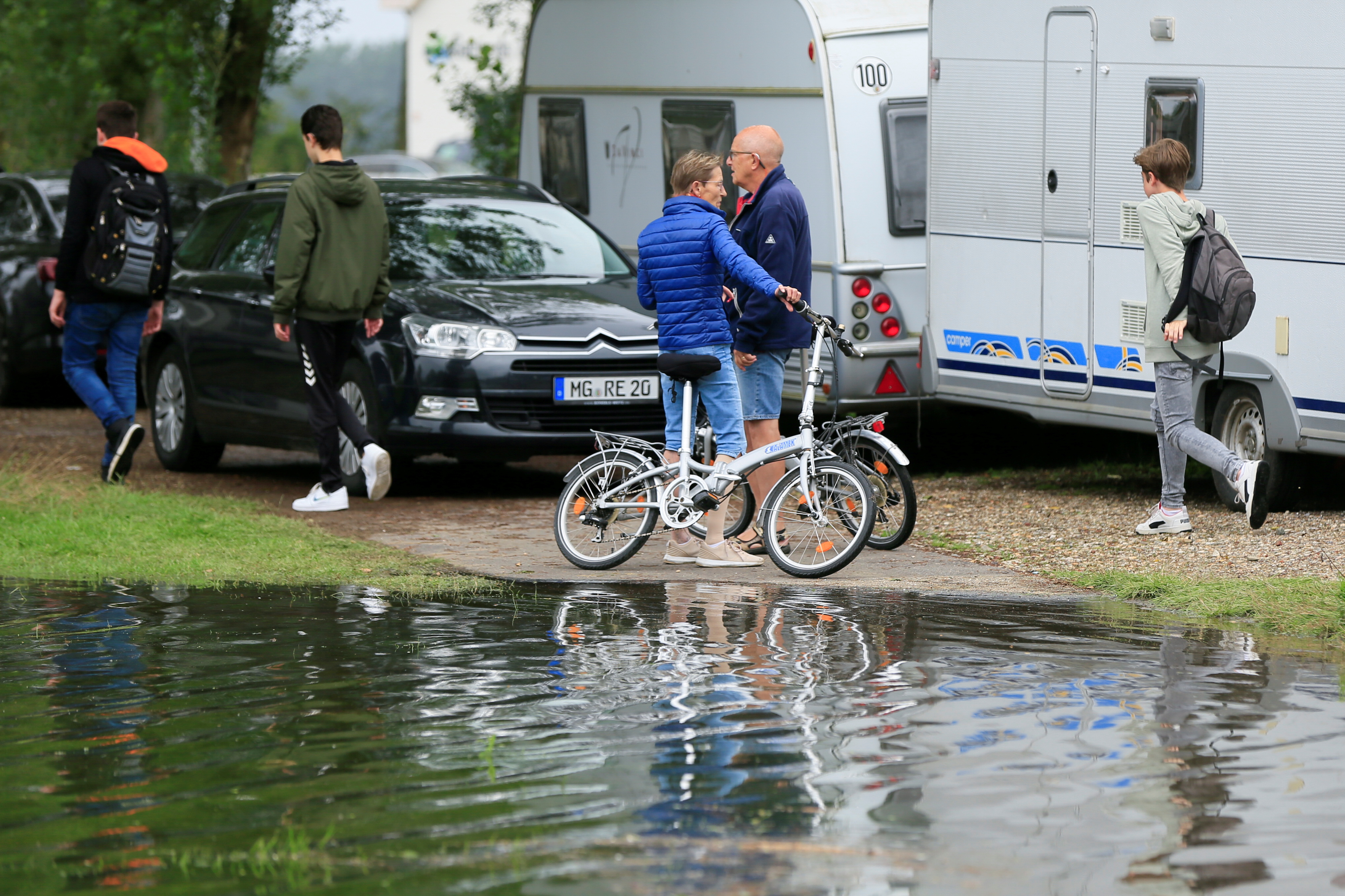 La gente camina en un camping durante una inundación, en Roermond, Países Bajos